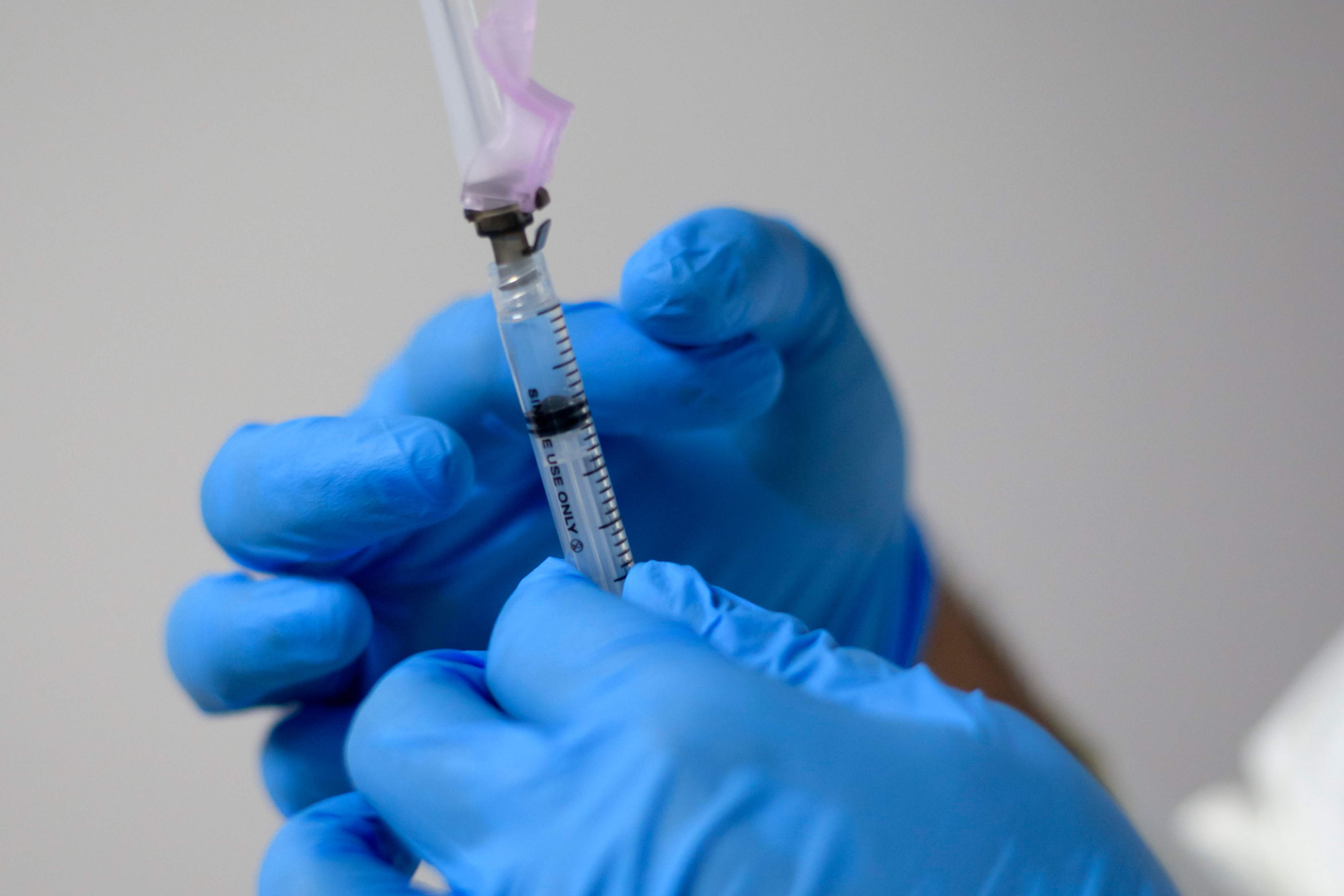 La variante llamada D614G concierne una sola letra en el ADN del virus, en un lugar donde controla el ingreso a las células humanas. (Foto Prensa Libre: AFP)