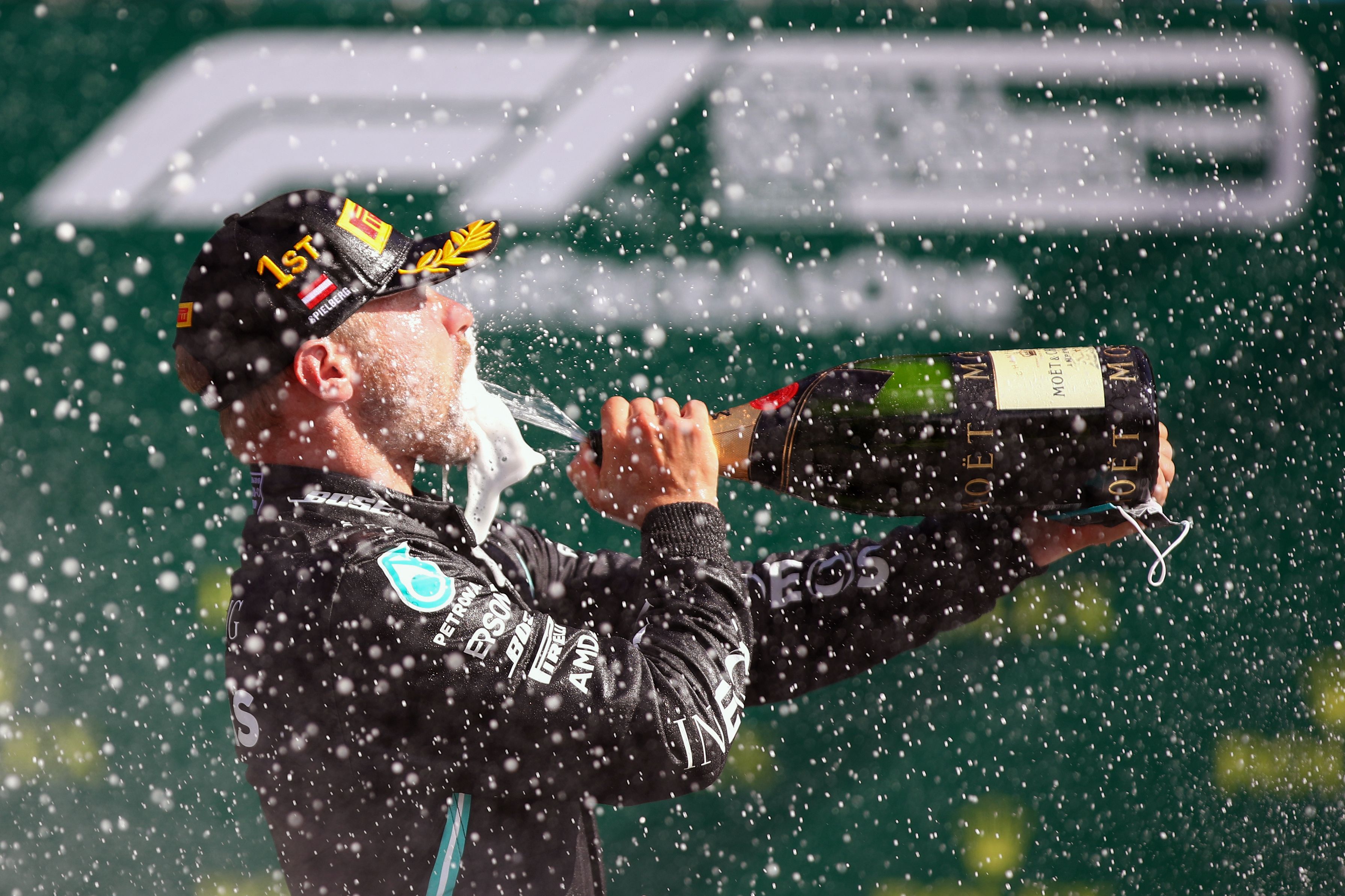 Valtteri Bottas celebra después de ganar en Gran Premio de Fórmula Uno en Austria. (Foto Prensa Libre: AFP).
