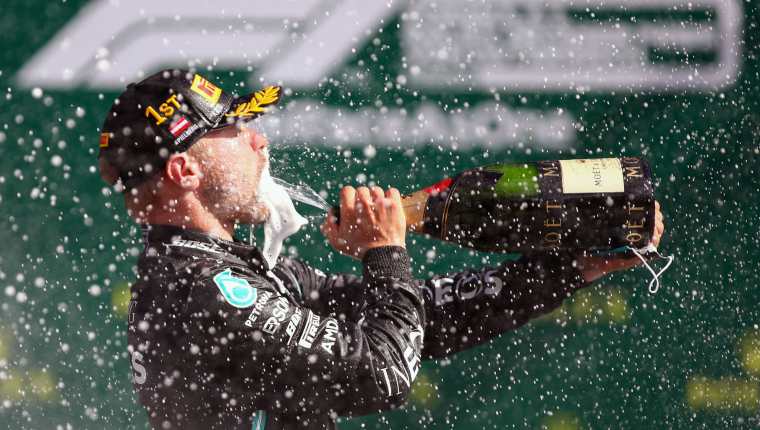 Valtteri Bottas celebra después de ganar en Gran Premio de Fórmula Uno en Austria. (Foto Prensa Libre: AFP).