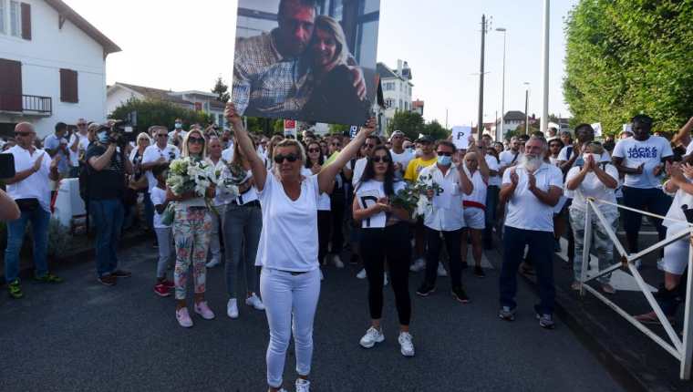 Entre lágrimas y aplausos, familiares y vecinos despiden a conductor que murió vapuleado en Francia. (Foto Prensa Libre: AFP)