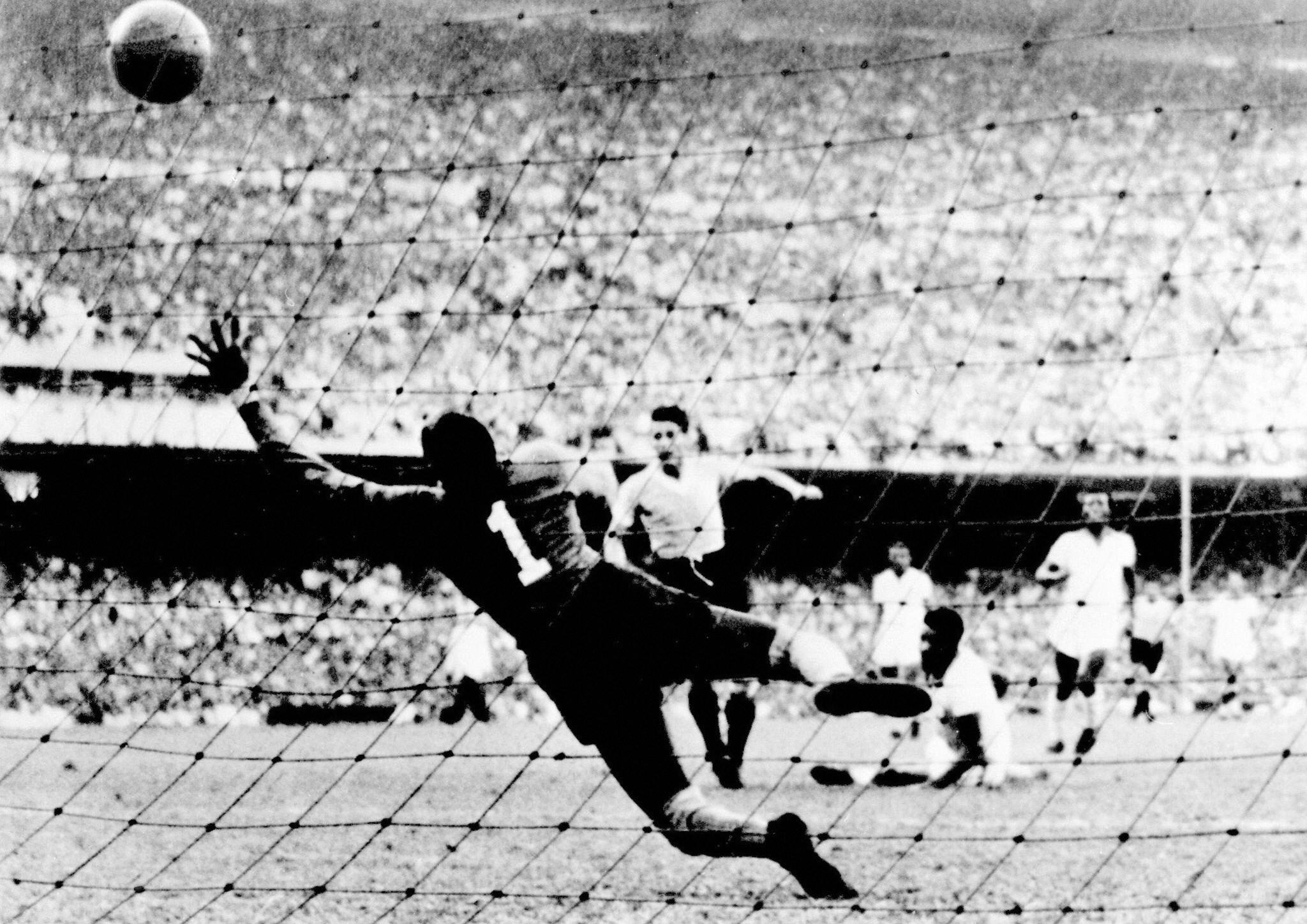Foto de archivo tomada el 16 de julio de 1950 cuando el uruguayo Juan "Pepe" Schiaffino (C) anota  el primer gol contra Brasil durante la Copa del Mundo de 1950 en el estadio Maracana en el que Brasil perdió la final  2-1. (Foto Prensa Libre: AFP)
