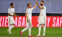 (L-R) Real Madrid's Spanish forward Lucas Vazquez, Real Madrid's Croatian midfielder Luka Modric and Real Madrid's French forward Karim Benzema celebrate their team's second goal during the Spanish League football match between Real Madrid and Alaves at the Alfredo Di Stefano stadium in Valdebebas near Madrid on July 10, 2020. (Photo by GABRIEL BOUYS / AFP)