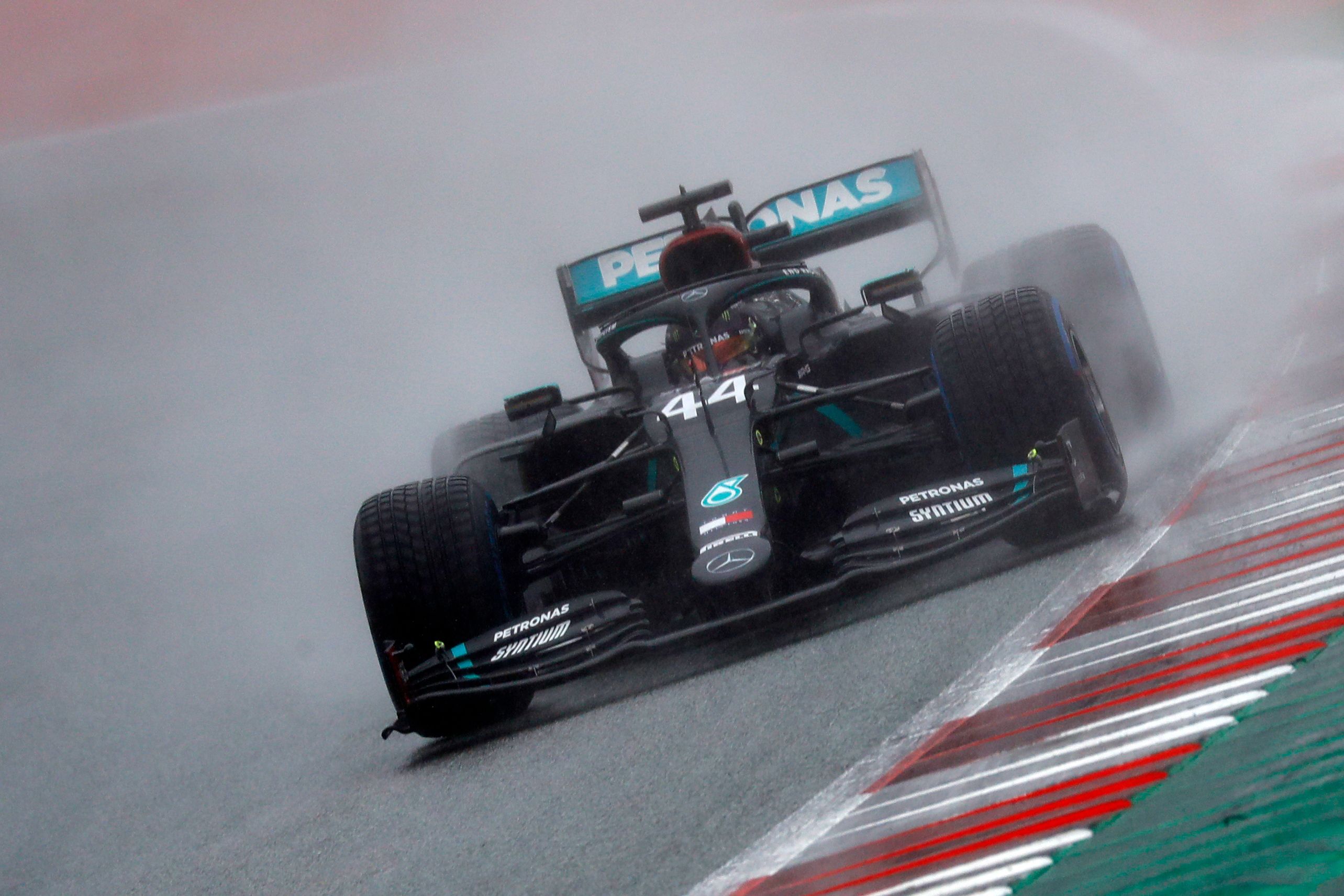 Lewis Hamilton, de Mercedes, durante la carrera de calificación de este sábado. (Foto Prensa Libre: EFE).