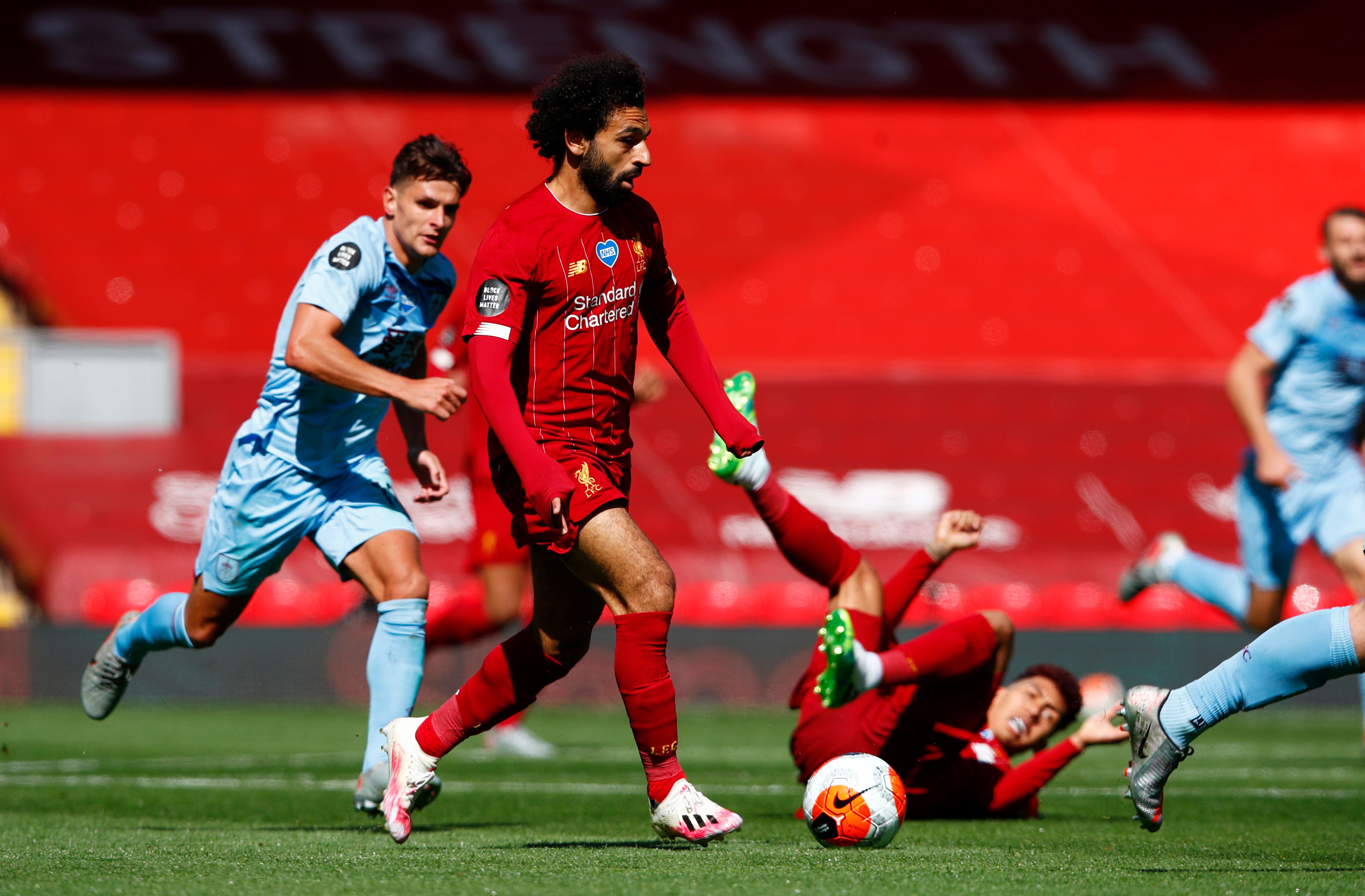 Mohamed Salah, frdel Liverpool, conduce el balón  en una acción frente al Burnley, en el partido disputado este sábado en Anfield. (Foto Prensa Libre: AFP).