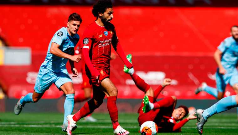Mohamed Salah, frdel Liverpool, conduce el balón  en una acción frente al Burnley, en el partido disputado este sábado en Anfield. (Foto Prensa Libre: AFP).