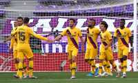 Los jugadores del Barcelona festejan el único gol contra Valladolid conseguido por Arturo Vidal. (Foto Prensa Libre: AFP).