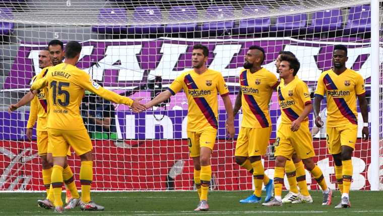 Los jugadores del Barcelona festejan el único gol contra Valladolid conseguido por Arturo Vidal. (Foto Prensa Libre: AFP).
