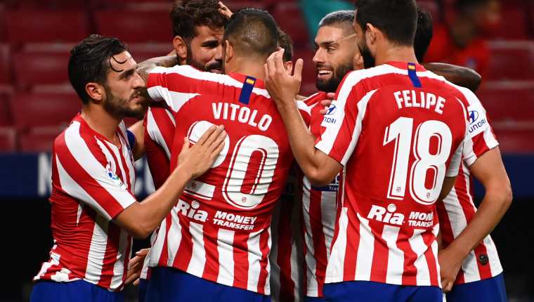 Diego Costa celebra con sus compañeros el gol del triunfo del Atlético de Madrid. (Foto Prensa Libre: AFP).