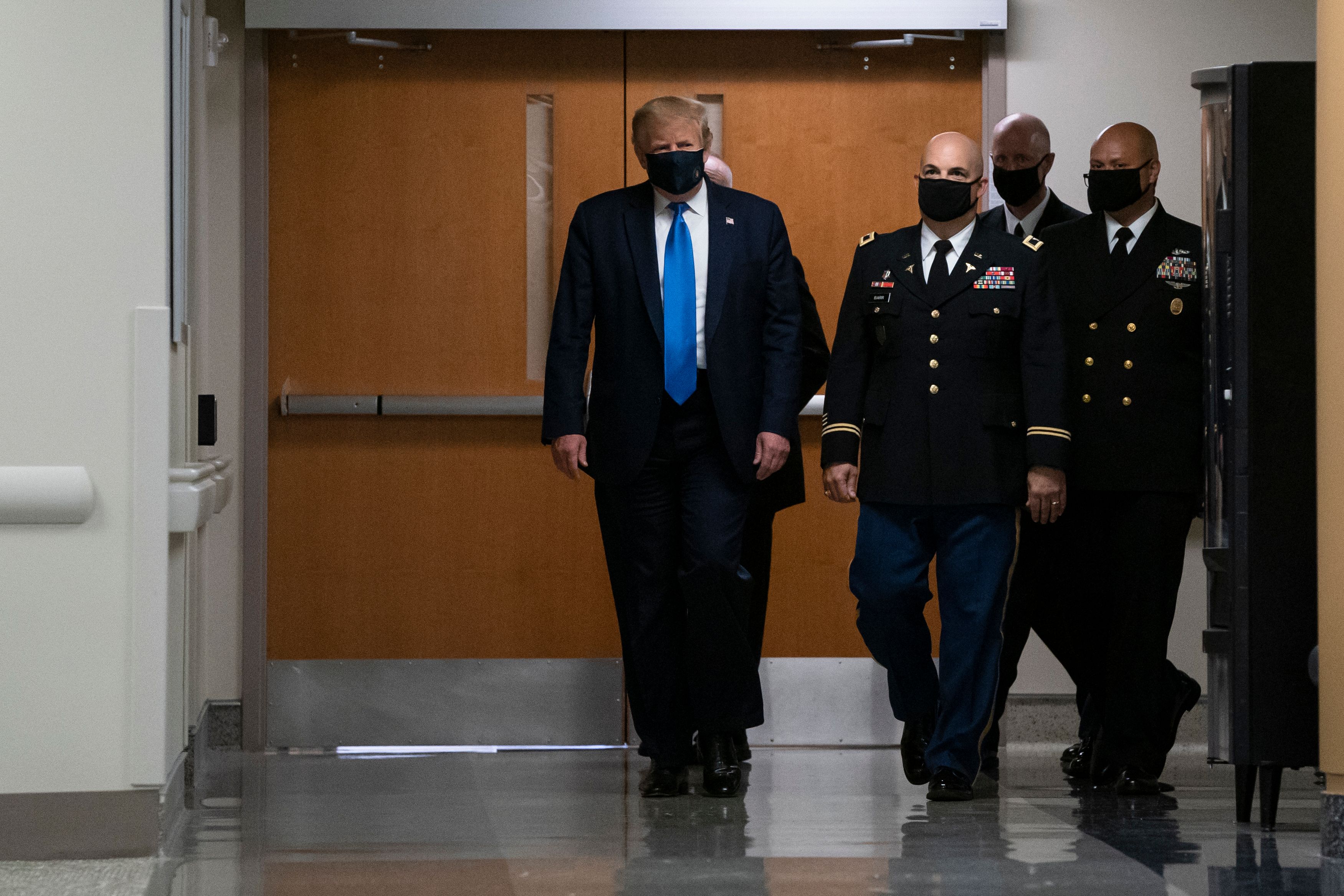 El presidente de los Estados Unidos, Donald Trump, usa una mascarilla  mientras visita el Centro Médico Nacional Militar Walter Reed en Bethesda, Maryland este 11 de julio. (Foto Prensa Libre: AFP)