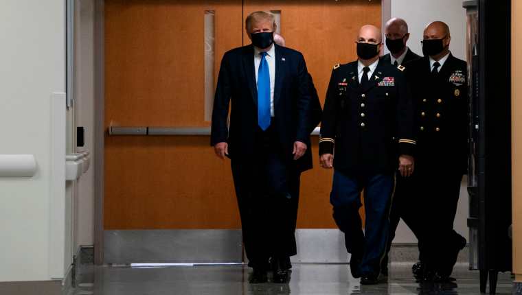 El presidente de los Estados Unidos, Donald Trump, usa una mascarilla  mientras visita el Centro Médico Nacional Militar Walter Reed en Bethesda, Maryland este 11 de julio. (Foto Prensa Libre:  AFP)