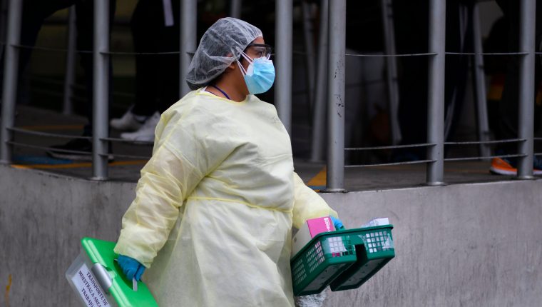 Varios sectores exigen al Ministerio de Salud que se incremente el número de pruebas que se corren por día. (Foto Prensa Libre: AFP)