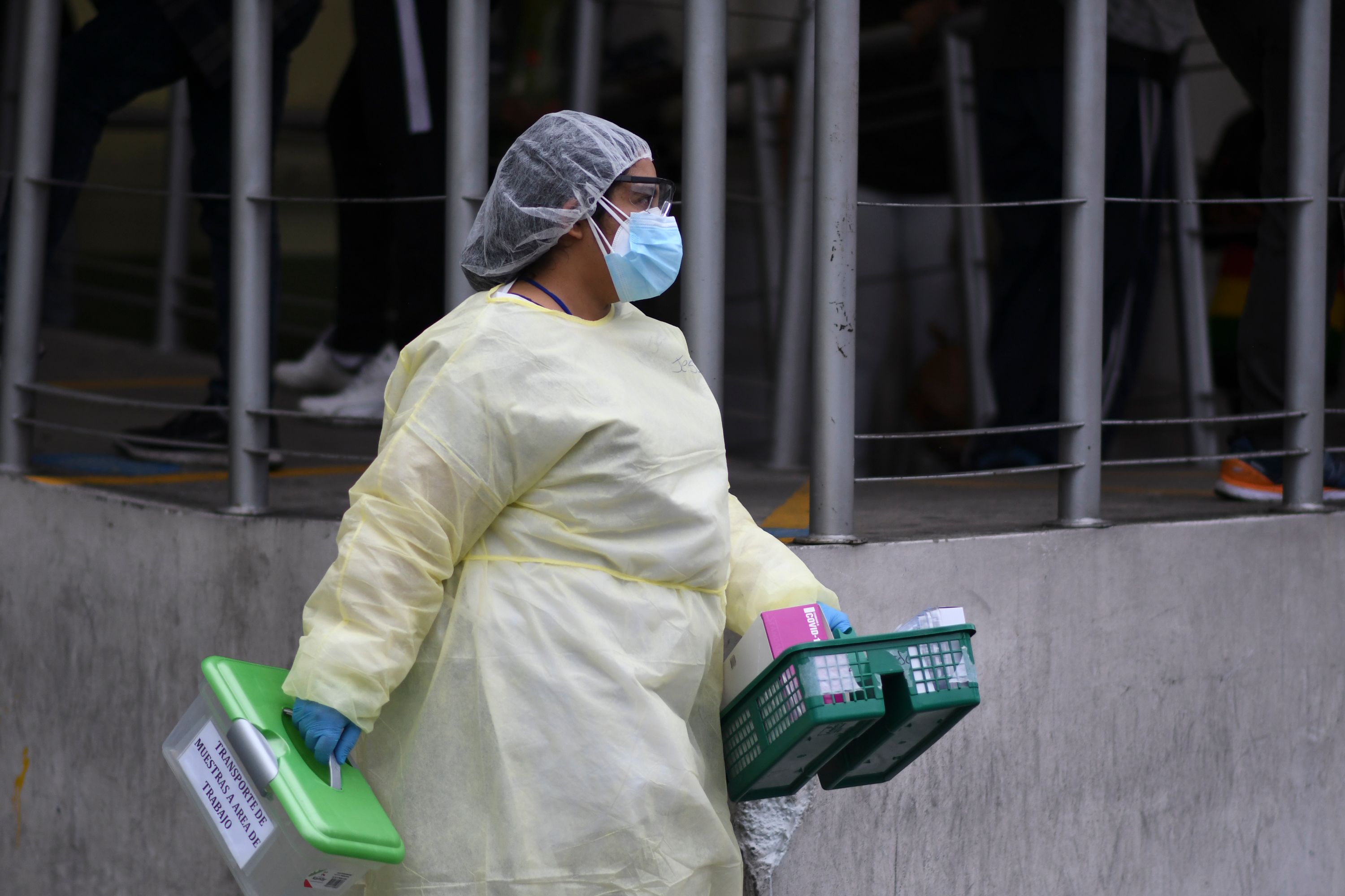 Varios sectores exigen al Ministerio de Salud que se incremente el número de pruebas que se corren por día. (Foto Prensa Libre: AFP)
