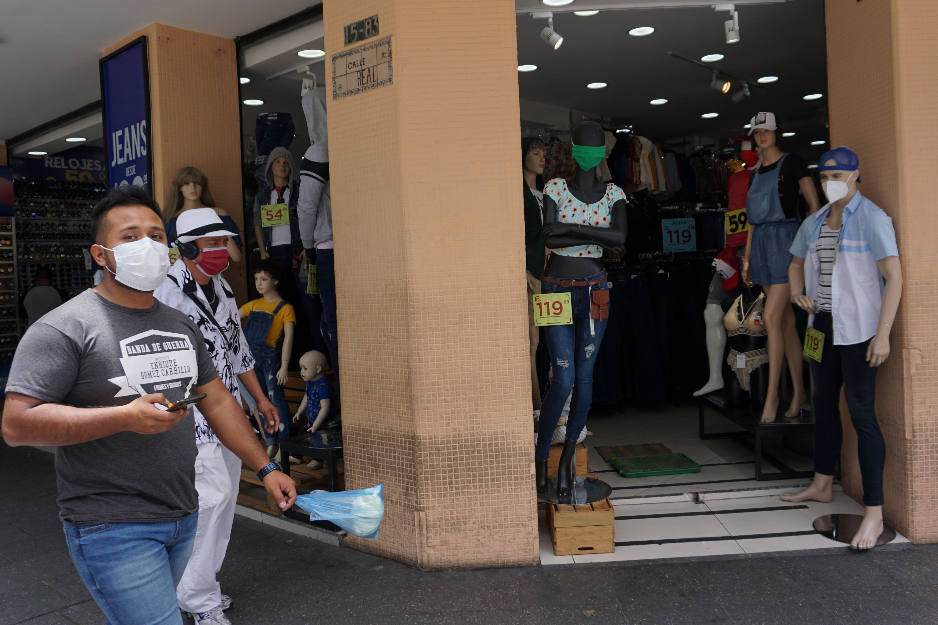 Comercios individuales o en plazas de conveniencia están abiertas, pero otras actividades están restringidas. (Foto, Prensa Libre: AFP).