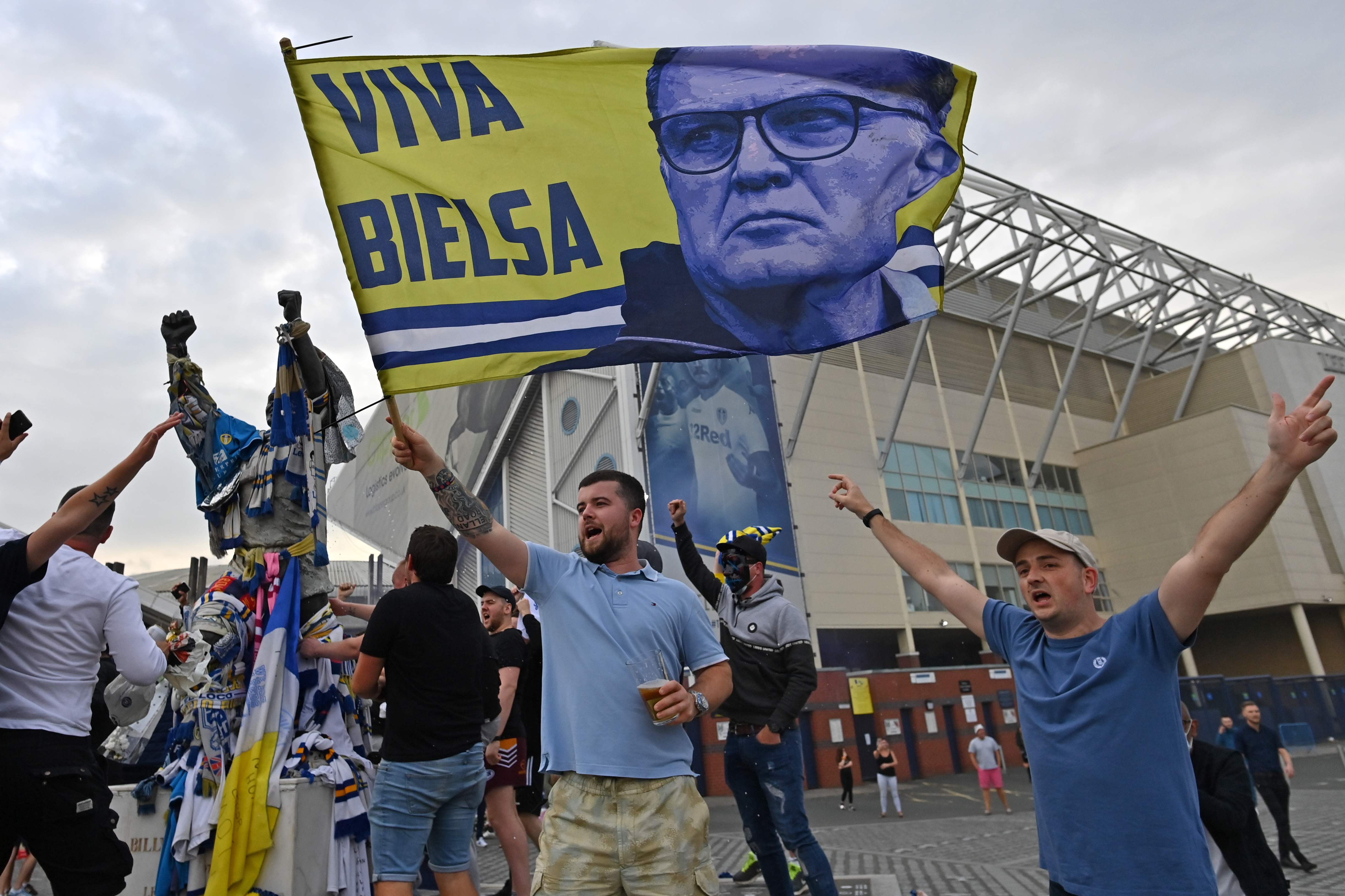 aficionados del Leeds United festejan el título conseguido en la Segunda División de Inglaterra. (Foto Prensa Libre: AFP).