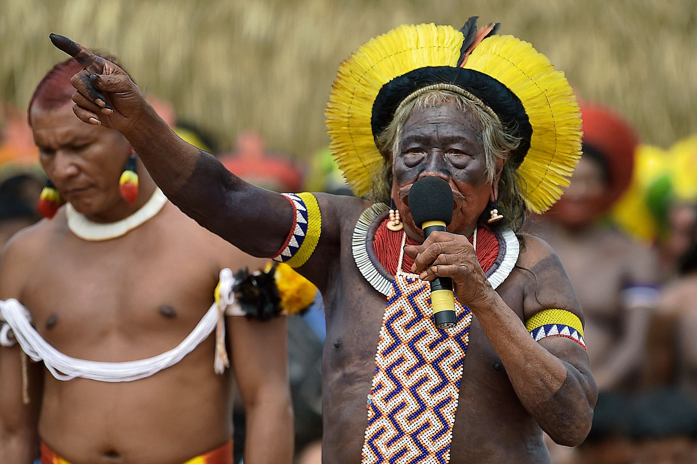 (FILES) In this file photo taken on January 17, 2020 indigenous leader Cacique Raoni Metuktire of the Kayapo tribe, addresses members from different Brazilian tribes, in Piaracu village, near Sao Jose do Xingu, Mato Grosso state, Brazil. - Cacique Raoni Metuktire, emblematic figure of the indigenous resistance in Brazil, was hospitalized  this week with a dehydration picture, but was negative for COVID-19 and is "stable", reported on July 18 the French NGO Planete Amazone. (Photo by CARL DE SOUZA / AFP)