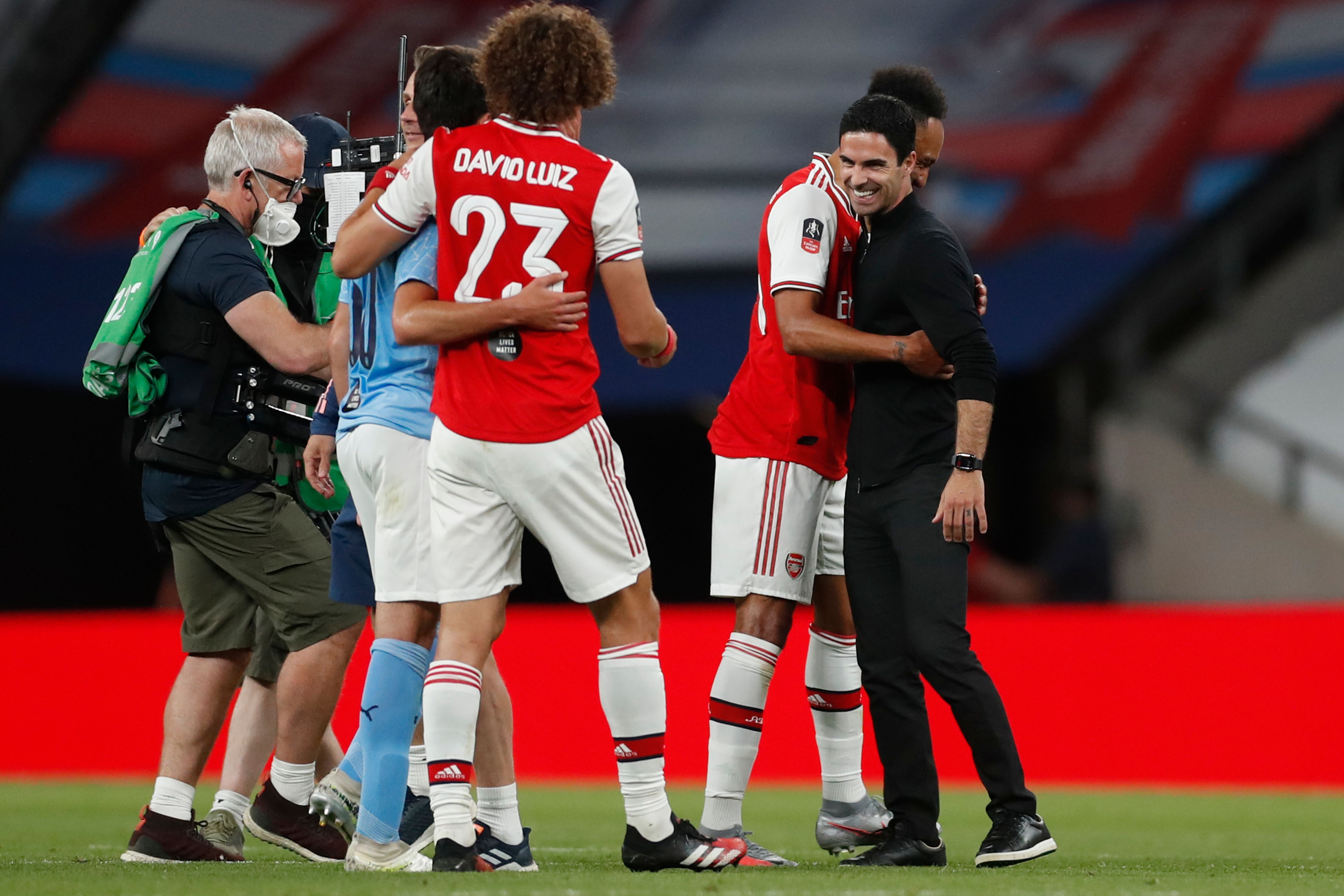 Mikel Arteta felicita  sus jugadores después del triunfo del Arsenal frente al Manchester City.
(Foto Prensa Libre: AFP).
