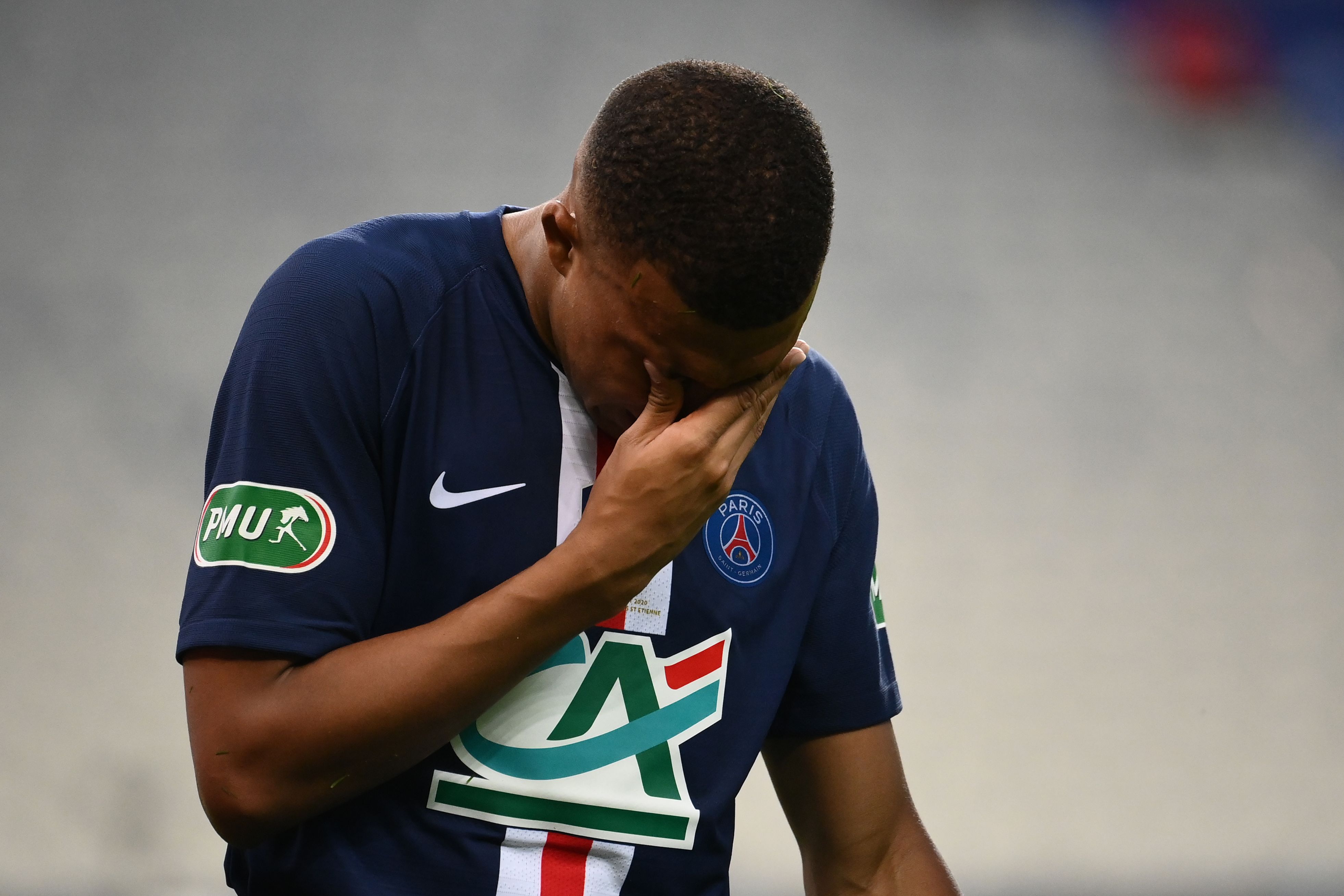 Kylian Mbappé dejó el terreno de juego entre lágrimas. (Foto Prensa Libre: AFP)