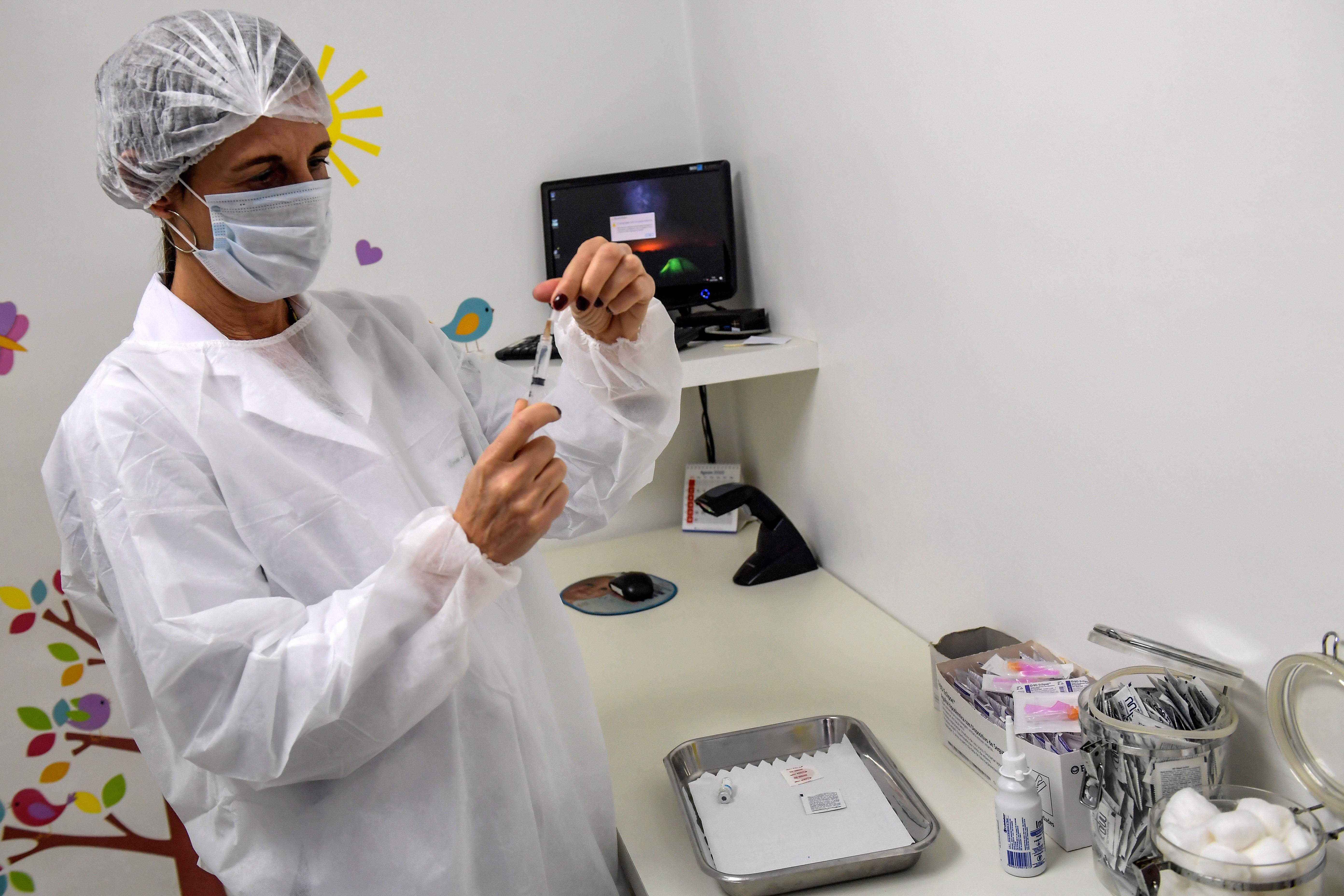 Médicos brasileños participaron en los ensayos de la fase 3 de la vacuna de la Universidad de Oxford. (Foto Prensa Libre: AFP)