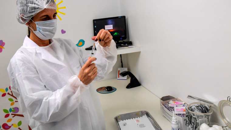 Médicos brasileños participaron en los ensayos de la fase 3 de la vacuna de la Universidad de Oxford. (Foto Prensa Libre: AFP)