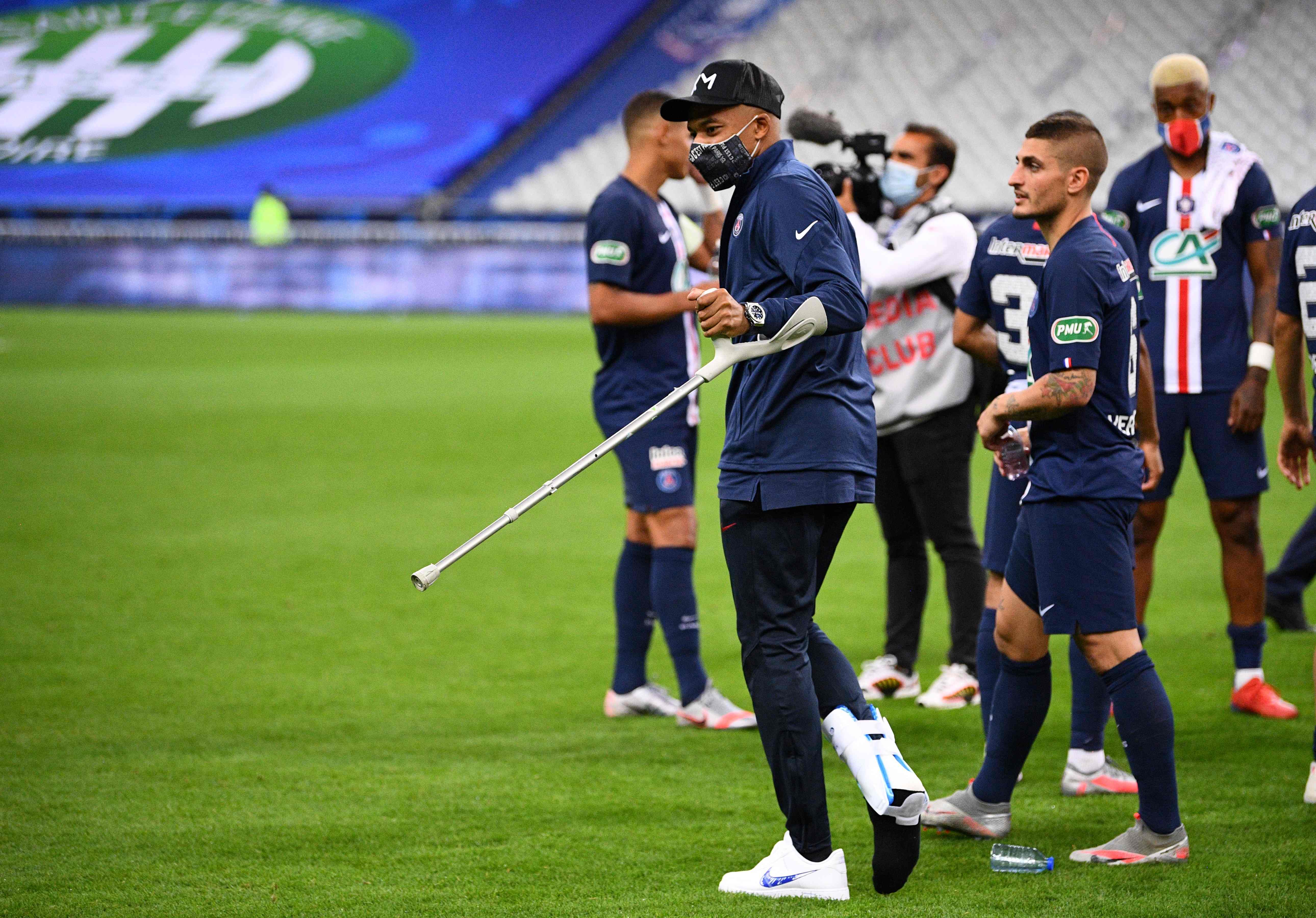 Kylian Mbappé terminó en muletas la final de la Copa de Francia. (Foto Prensa Libre: EFE)