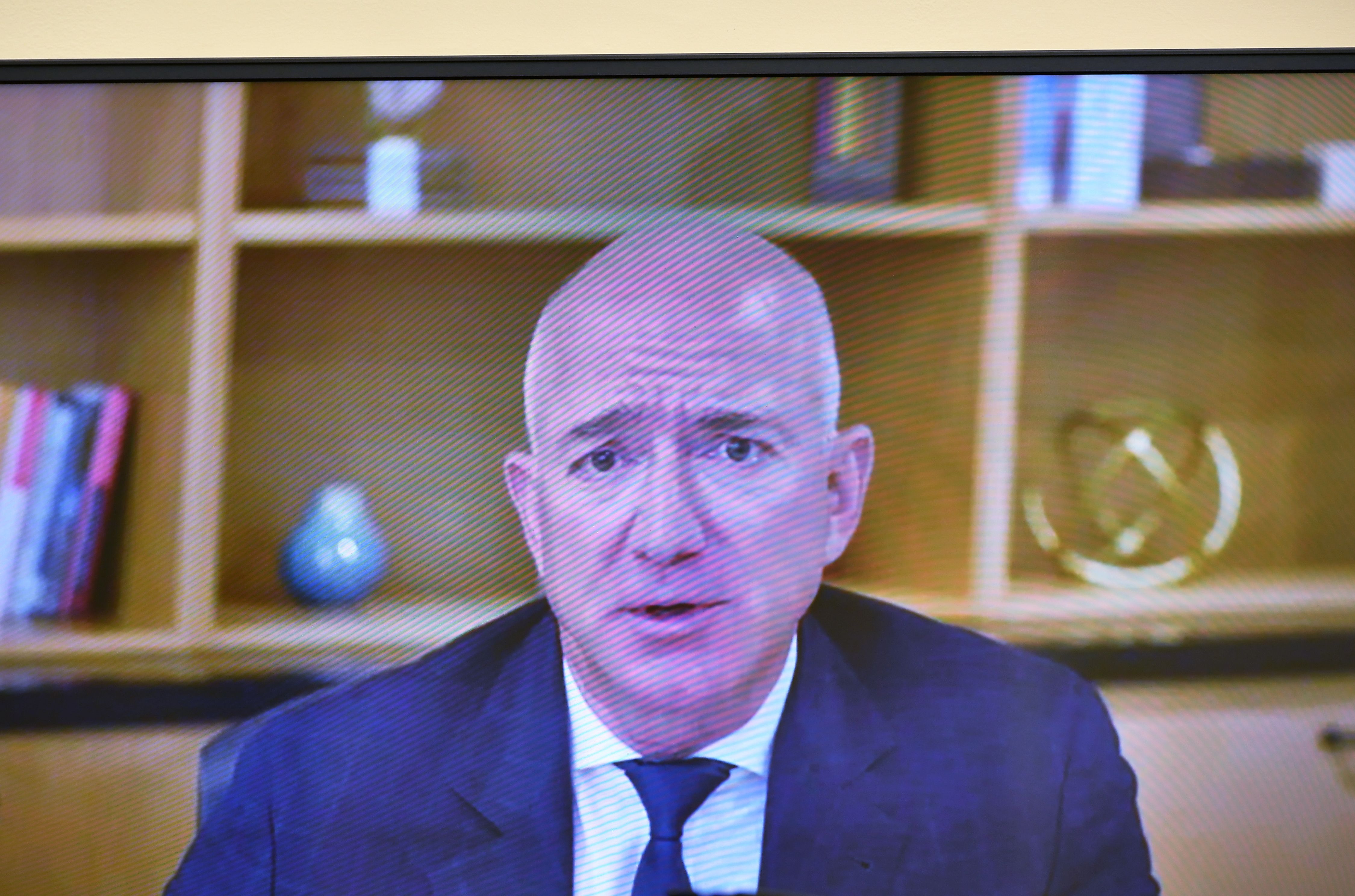 Jeff Bezos, CEO de Amazon, durante una audiencia virtual reciente ante la Cámara de Representantes de Estados Unidos. (Foto Prensa Libre: AFP)