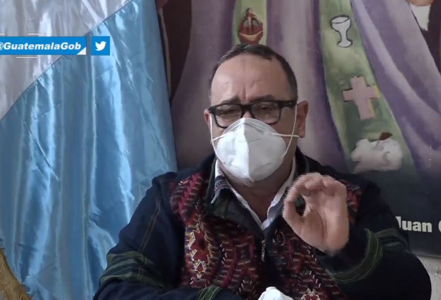 El presidente Giammattei cuando visitó recientemente a las autoridades ancestrales de San Juan Comalapa, Chimaltenango. (Foto Prensa Libre: Tomada de video del gobierno) 