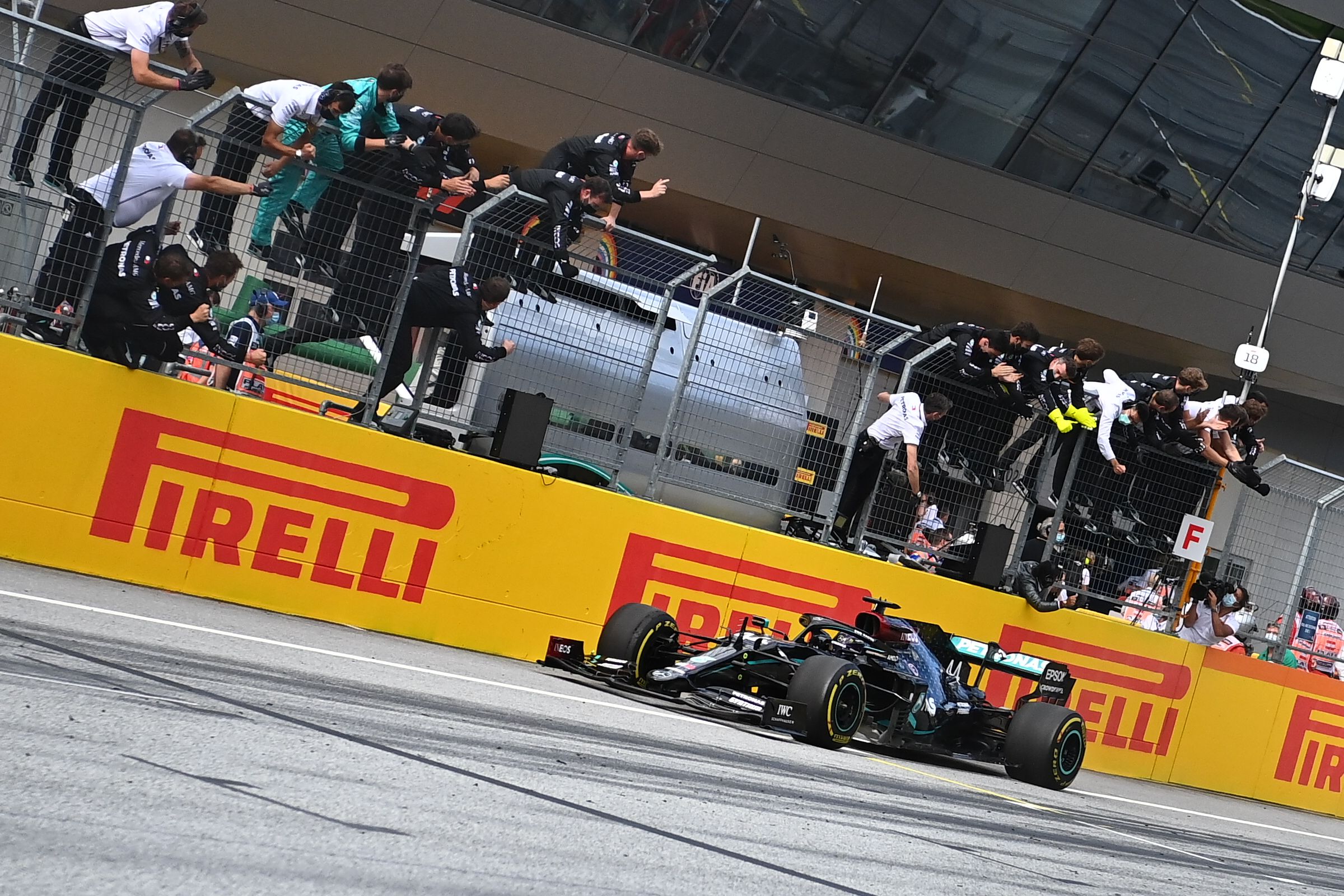 El británico Lewis Hamilton -Mercedes- se impuso en la segunda competencia de la temporada de la Fórmula 1. Foto Prensa Libre: AFP