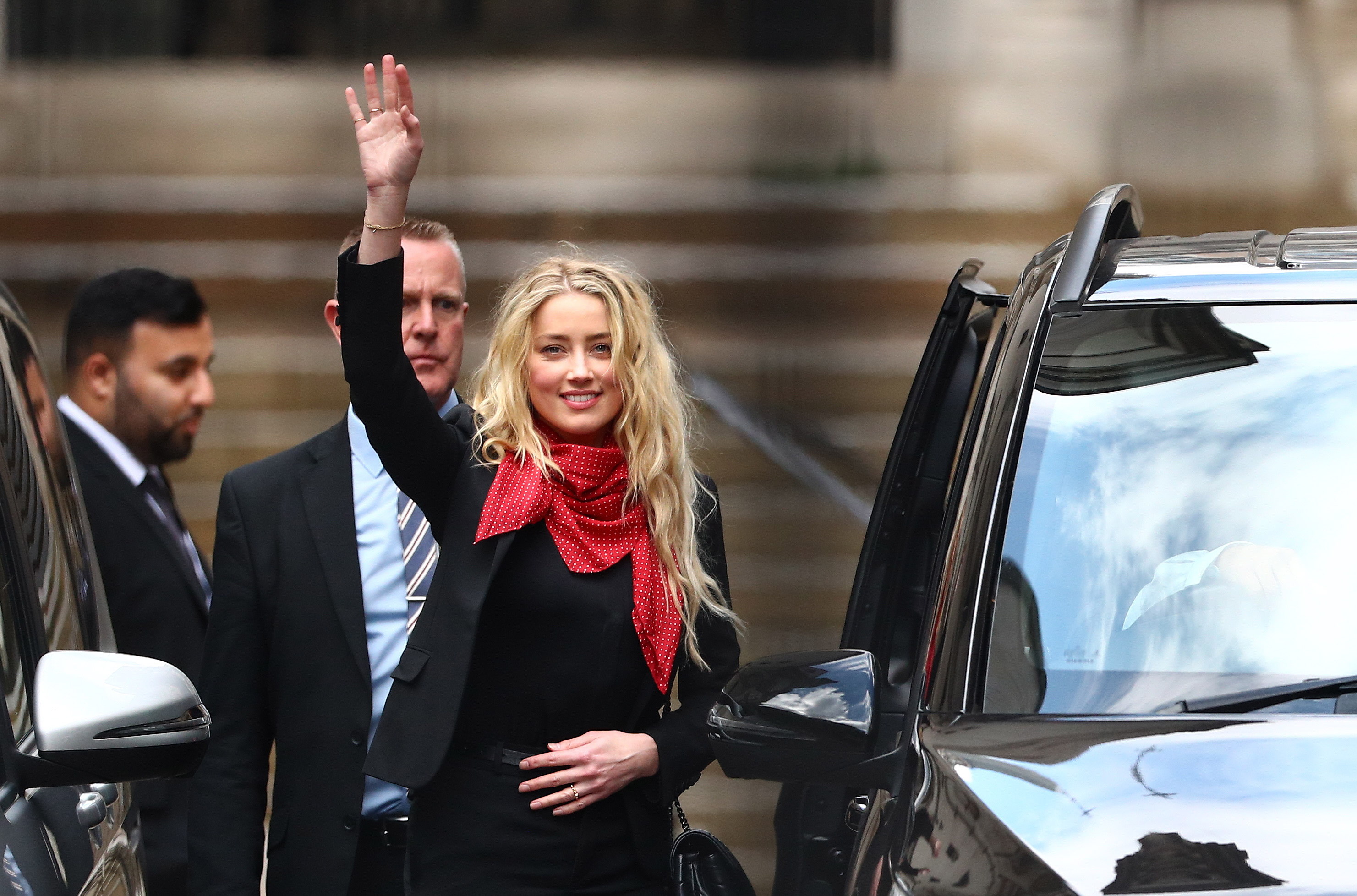 La actriz estadounidense Amber Heard abandona los Tribunales de Justicia reales en Londres. (Foto Prensa Libre: EFE)