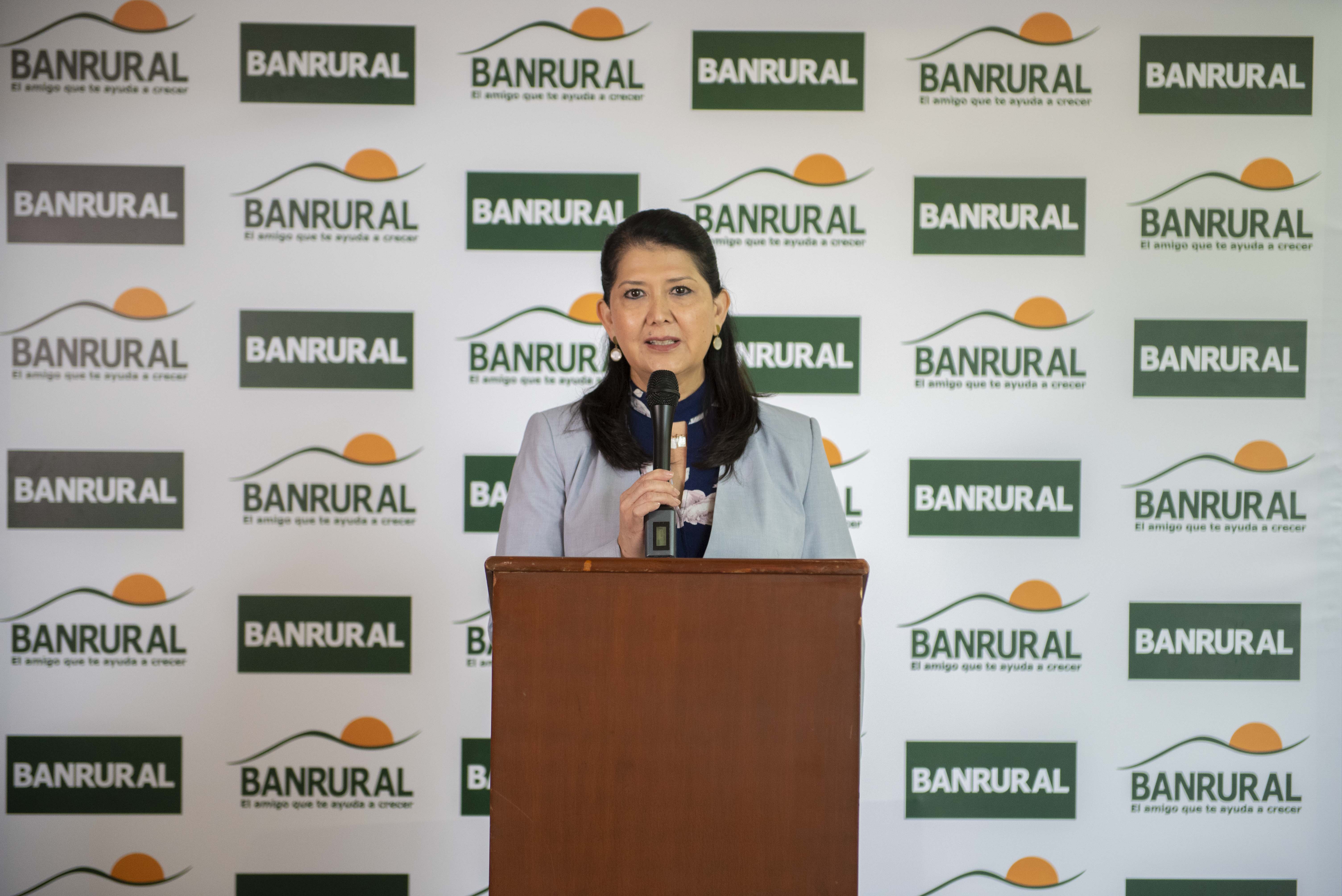 Olga Alvarado de González, gerente de mercadeo, presentó el nuevo servicio de Banrural. Foto Prensa Libre: Cortesía