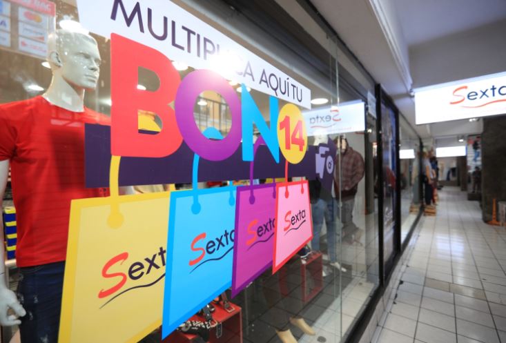 Por ley el pago de la prestación deberá realizarse este mes, que equivale a un salario nominal a los trabajadores, y deberá realizarse en un momento crítico que atraviesa el aparato productivo. (Foto Prensa Libre: Carlos Hernández Ovalle)