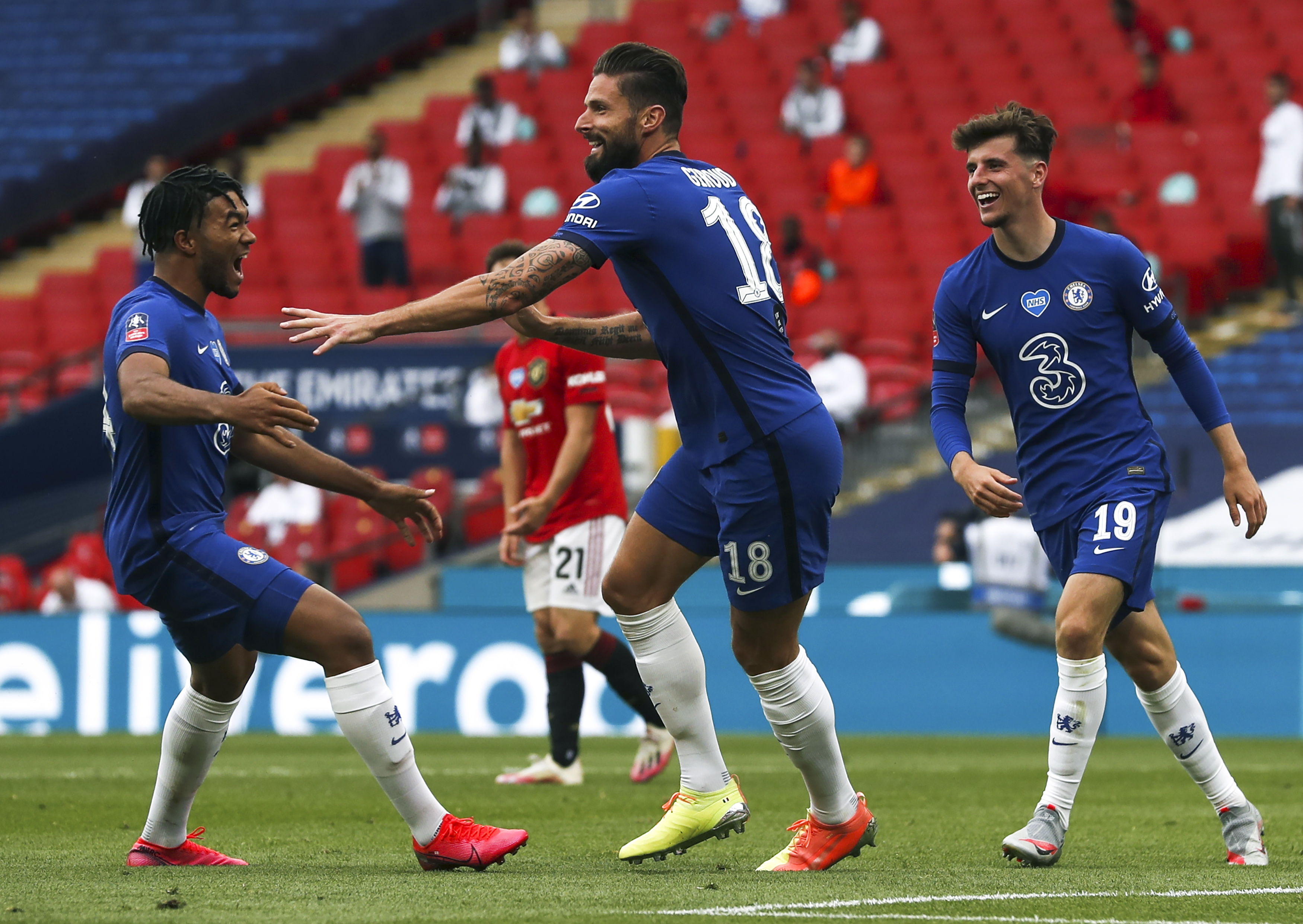 Oliver Giroud al centro celebra una de las anotaciones del Chelsea contra el Manchester United. Foto Prensa Libre: EFE.