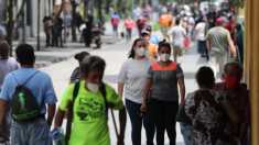 Guatemaltecos salen a las calles con mascarilla para protegerse del contagio de coronavirus. (Foto Prensa Libre: Hemeroteca PL). 