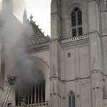 Brigada de bomberos trabaja para extinguir el incendio en la Catedral de San Pedro y San Pablo, en Nantes, Francia. (Foto Prensa Libre: EFE)