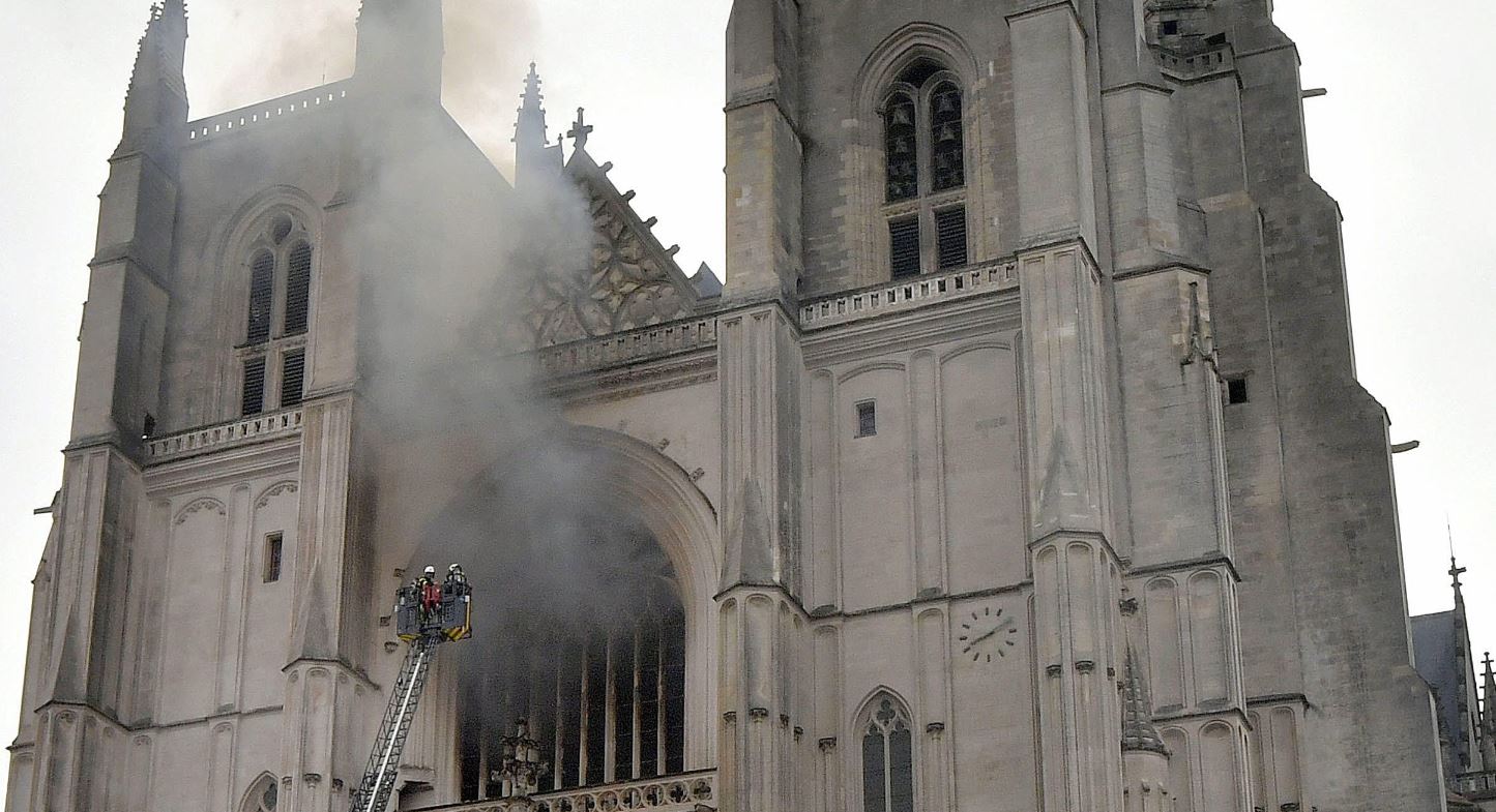 Brigada de bomberos trabaja para extinguir el incendio en la Catedral de San Pedro y San Pablo, en Nantes, Francia. (Foto Prensa Libre: EFE)