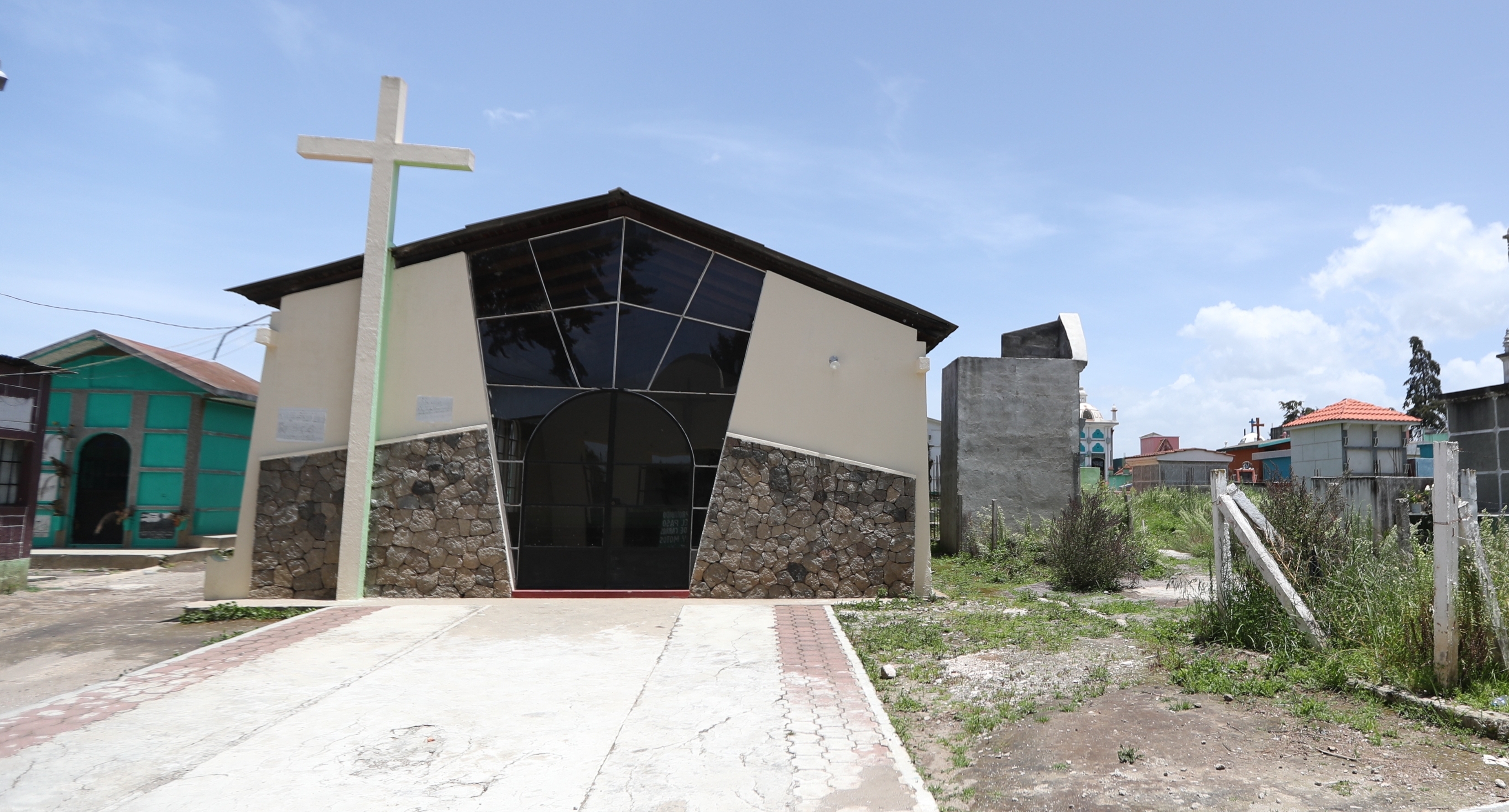 El Cementerio General Municipal de La Esperanza, Quetzaltenango, no tiene más espacios para nuevos muertos. (Foto Prensa Libre: María Longo). 