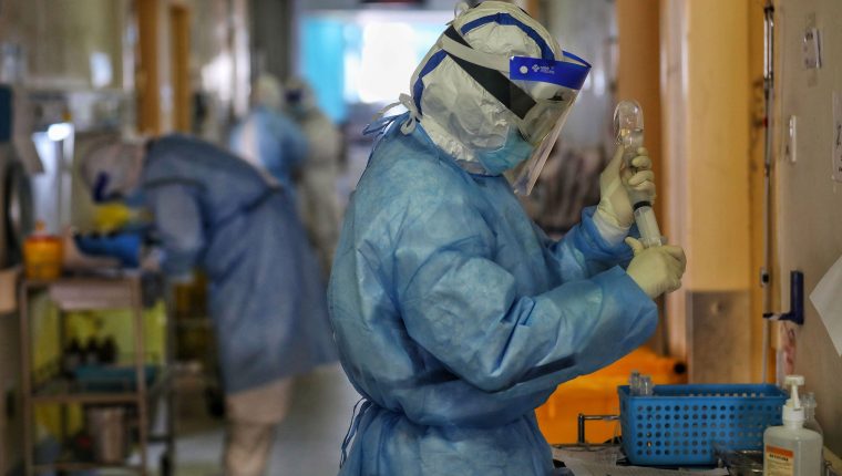 Varios proyectos se desarrollan actualmente para enfrentar al coronavirus. (Foto Prensa Libre: AFP)