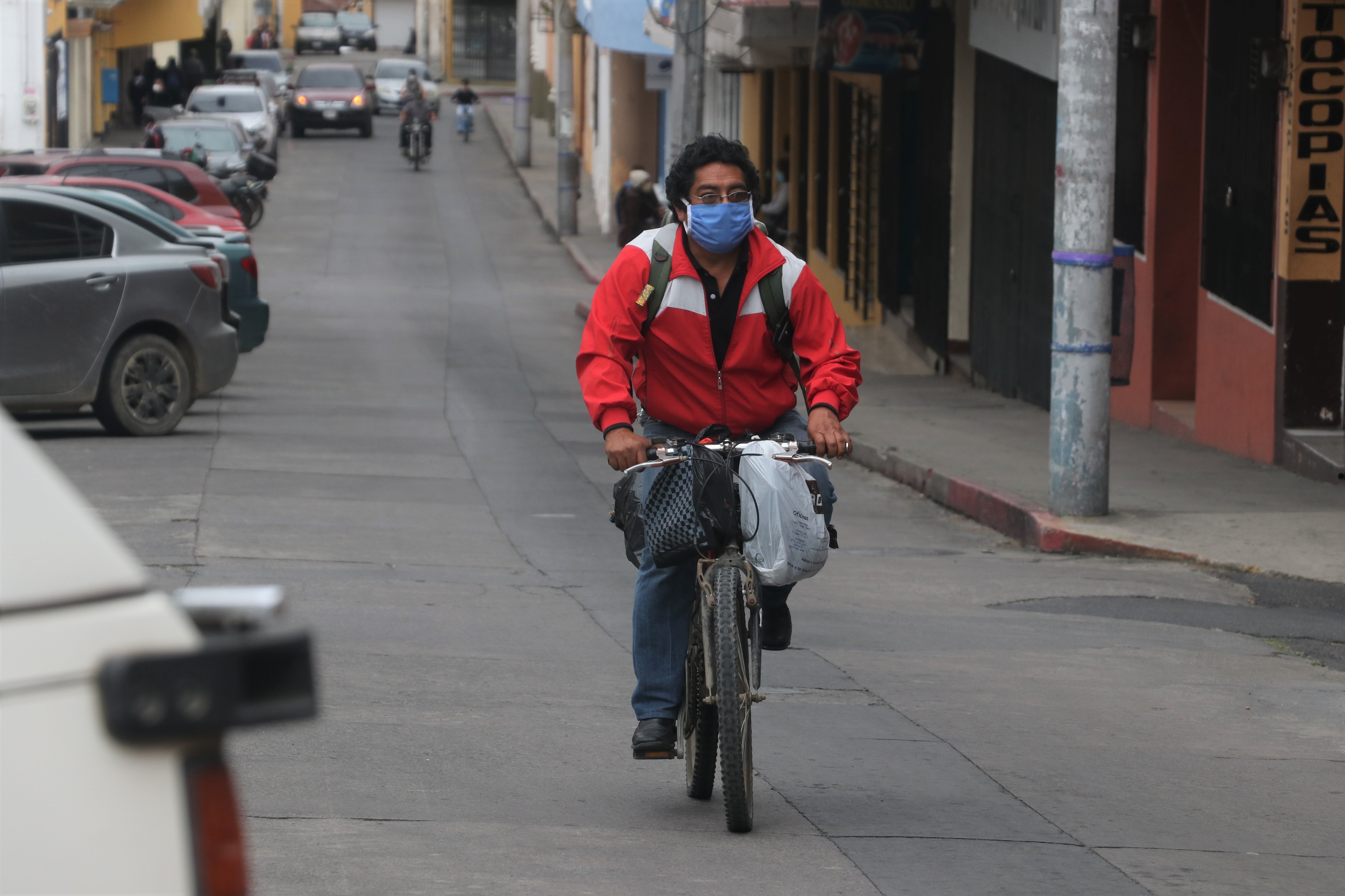 Debido a la falta de transporte público las personas optan por usar bicicletas, sin embargo no existen vías especiales y correr mayor riesgo. (Foto Prensa Libre: Raúl Juárez)