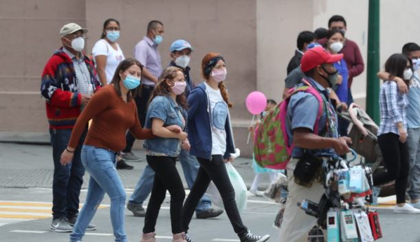 Guatemaltecos salen a la calle con mascarilla para protegerse del coronavirus. (Foto Prensa Libre: Érick Ávila)