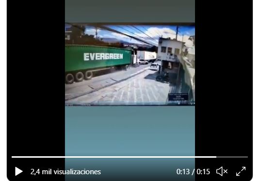 Video muestra como un tráiler embiste a varios vehículos en el km 17.5 de la ruta al Pacífico. (Foto Prensa Libre: Tomada de video de la PMT) 