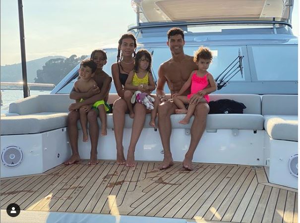 Cristiano Ronaldo navega por la costa de Celle Ligure, Turín, Italia, junto a su pareja, Georgina Rodríguez, y sus hijos a bordo de un lujoso yate. (Foto Prensa Libre: Tomada de Instagram de Georgina Rodríguez) 