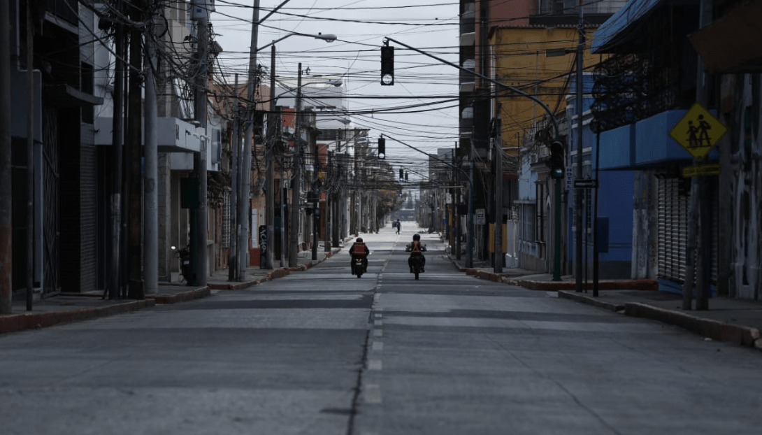 Las calles capitalinas lucen vacías durante el toque de queda este domingo. (Foto Prensa Libre: Esbin García)