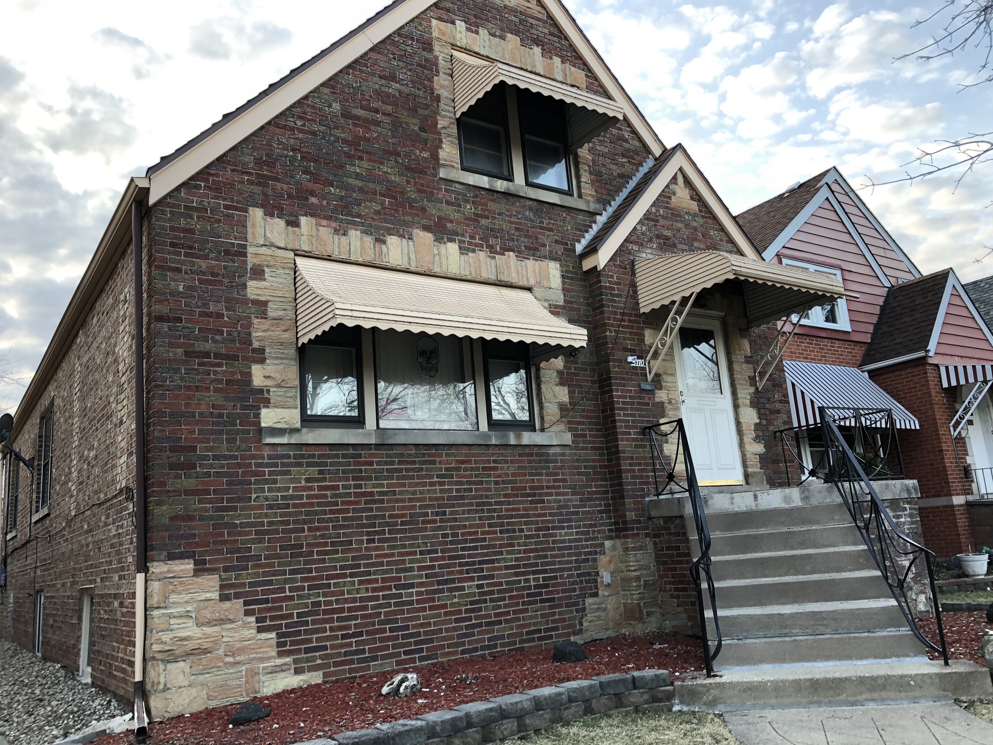 En el sótano de una casa en Cícero, Illinois, una mujer mantenía hacinados a migrantes ilegales a quienes obligaba a trabajar. (Foto Prensa Libre: CBS Chicago)