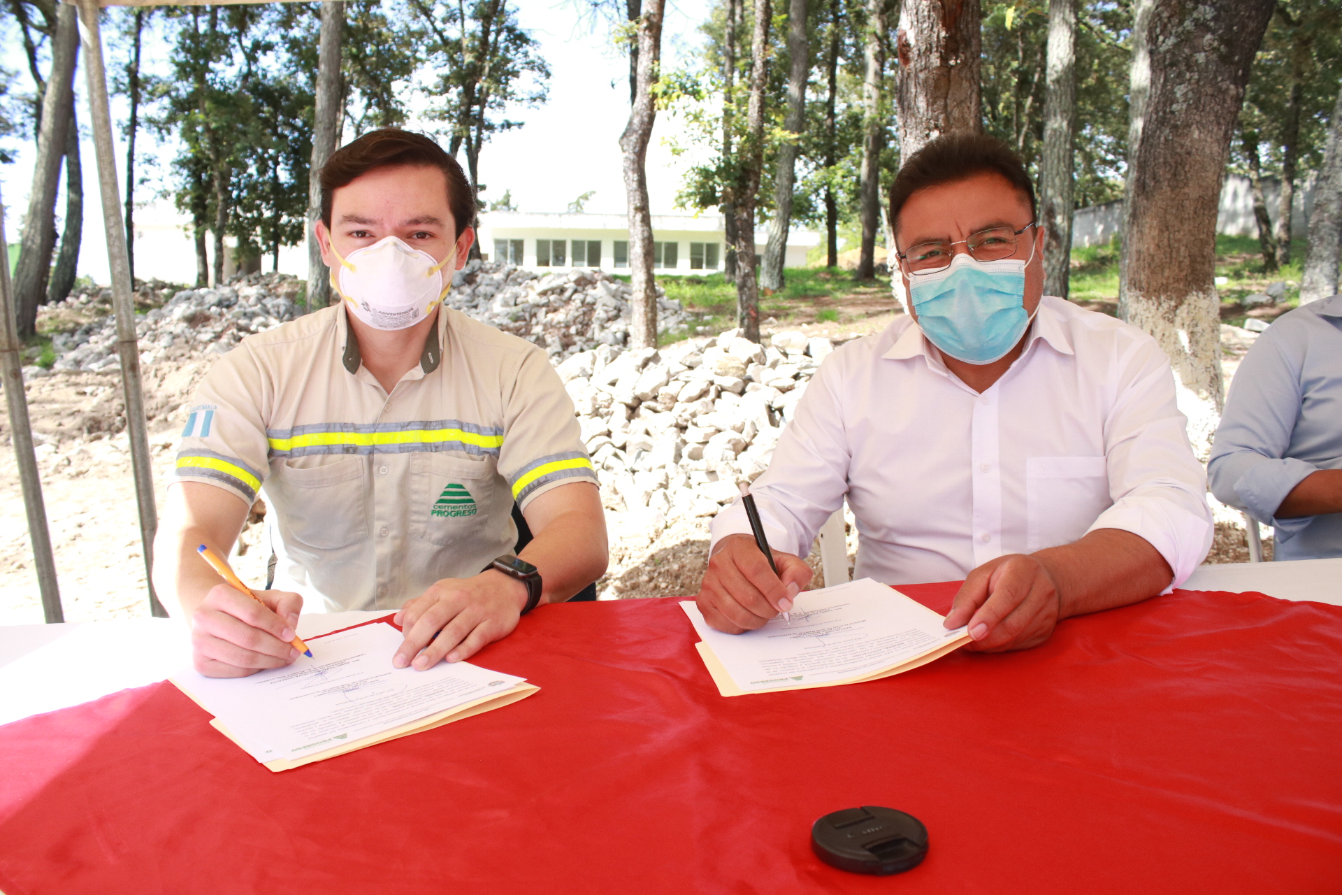 Cementos Progreso y la Municipalidad de San Martín Jilotepeque firmaron un convenio de reforestación. Foto Prensa Libre: Cortesía