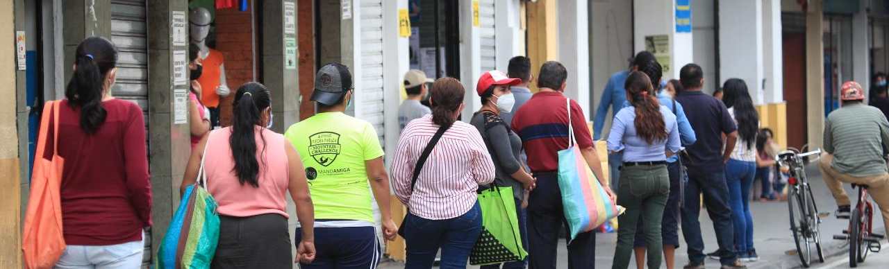 El uso de mascarillas en lugares públicos es una de las medidas impuestas en Guatemala para prevenir contagios de coronavirus. (Foto Prensa Libre: Carlos H. Ovalle)