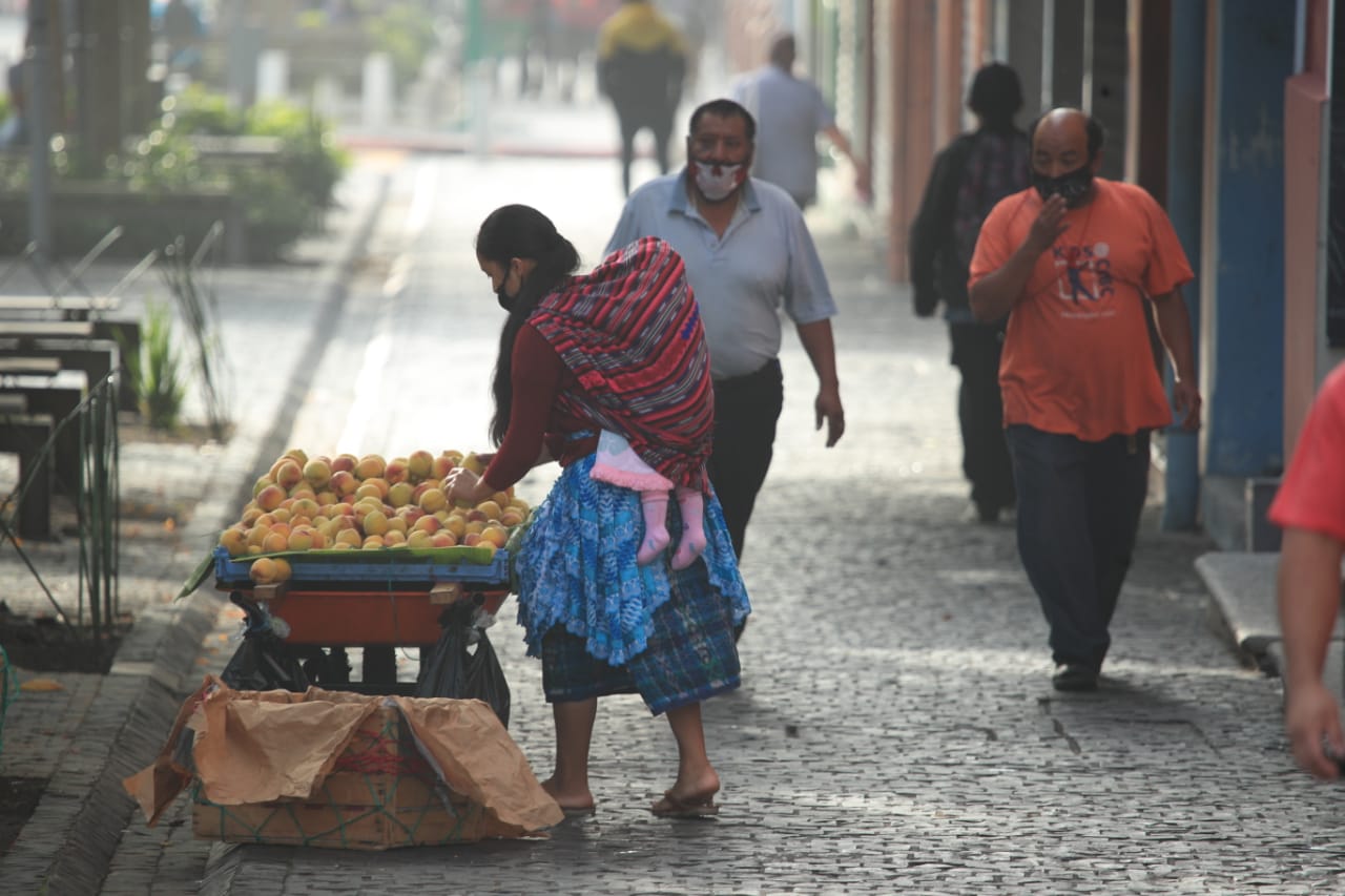 Guatemaltecos se alistan para retomar algunas actividades económicas con la reapertura de negocios frente a la pandemia del coronavirus. (Foto Prensa Libre: Carlos H. Ovalle)