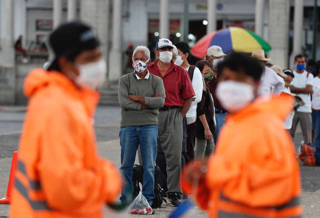 La emergencia por el coronavirus ha causado crisis económica en miles de guatemaltecos, quienes salen a las calles en busca de recursos y alimentos. (Foto Prensa Libre: Esbin García)