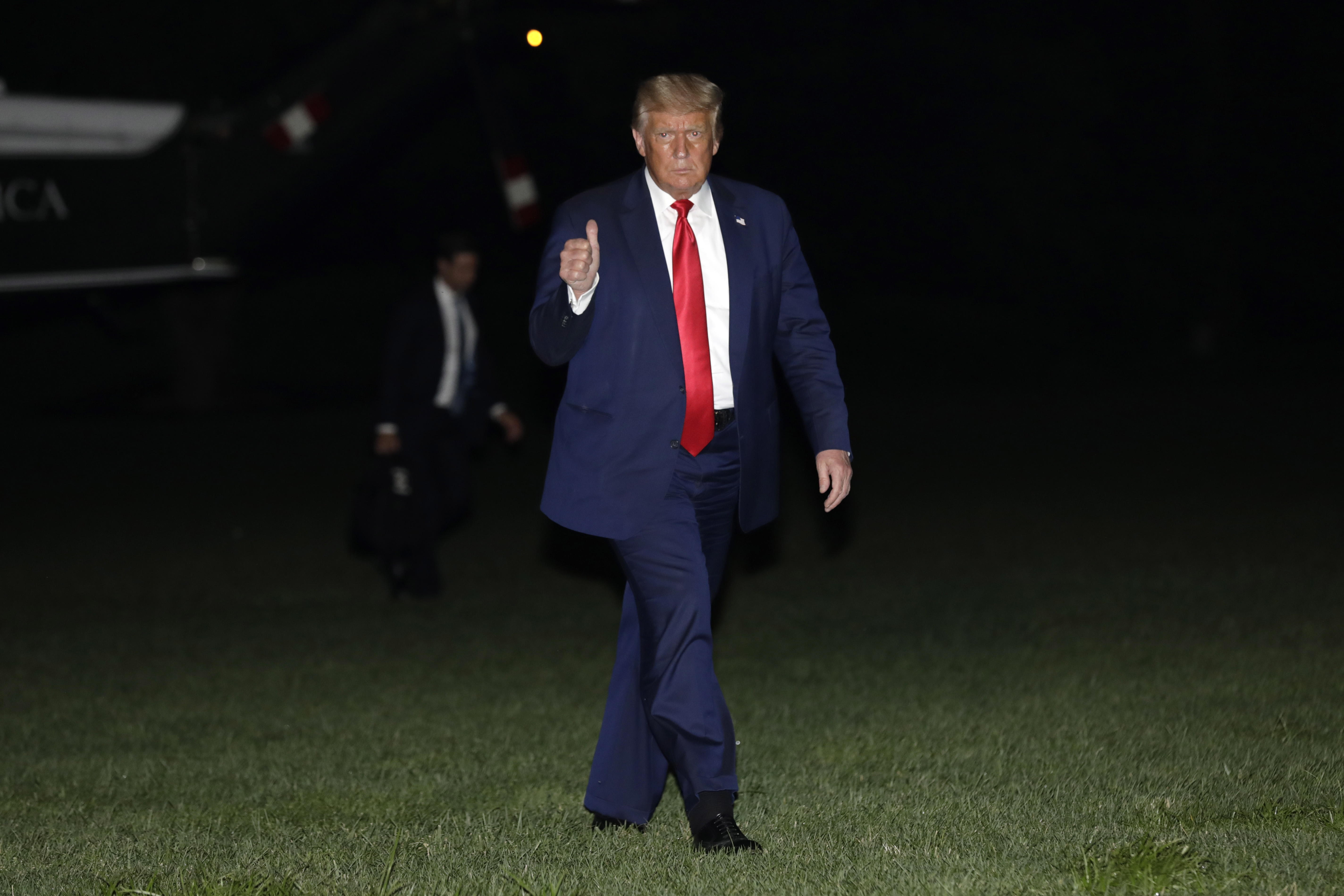 El presidente Donald Trump regresa a la Casa Blanca la noche de este viernes, después de hacer una visita a Tampa, Florida. (Foto Prensa Libre: EFE)