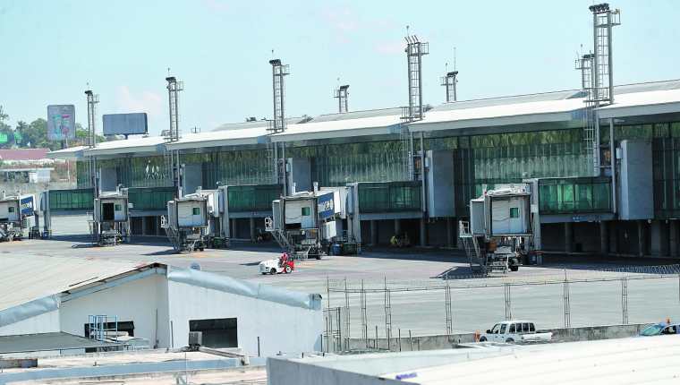 La suspensión de vuelos en los países del Istmo afectó a miles de personas que no pudieron regresar a sus países. (Foto Prensa Libre: HemerotecaPL)