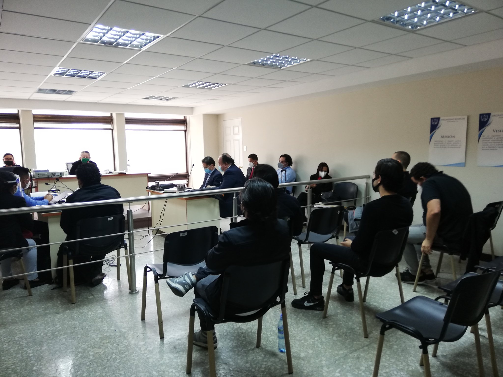 Los cinco jóvenes se presentaron al Juzgado Segundo Penal, en la Torre de Tribunales. (Foto Prensa Libre: Edwin Pitán)