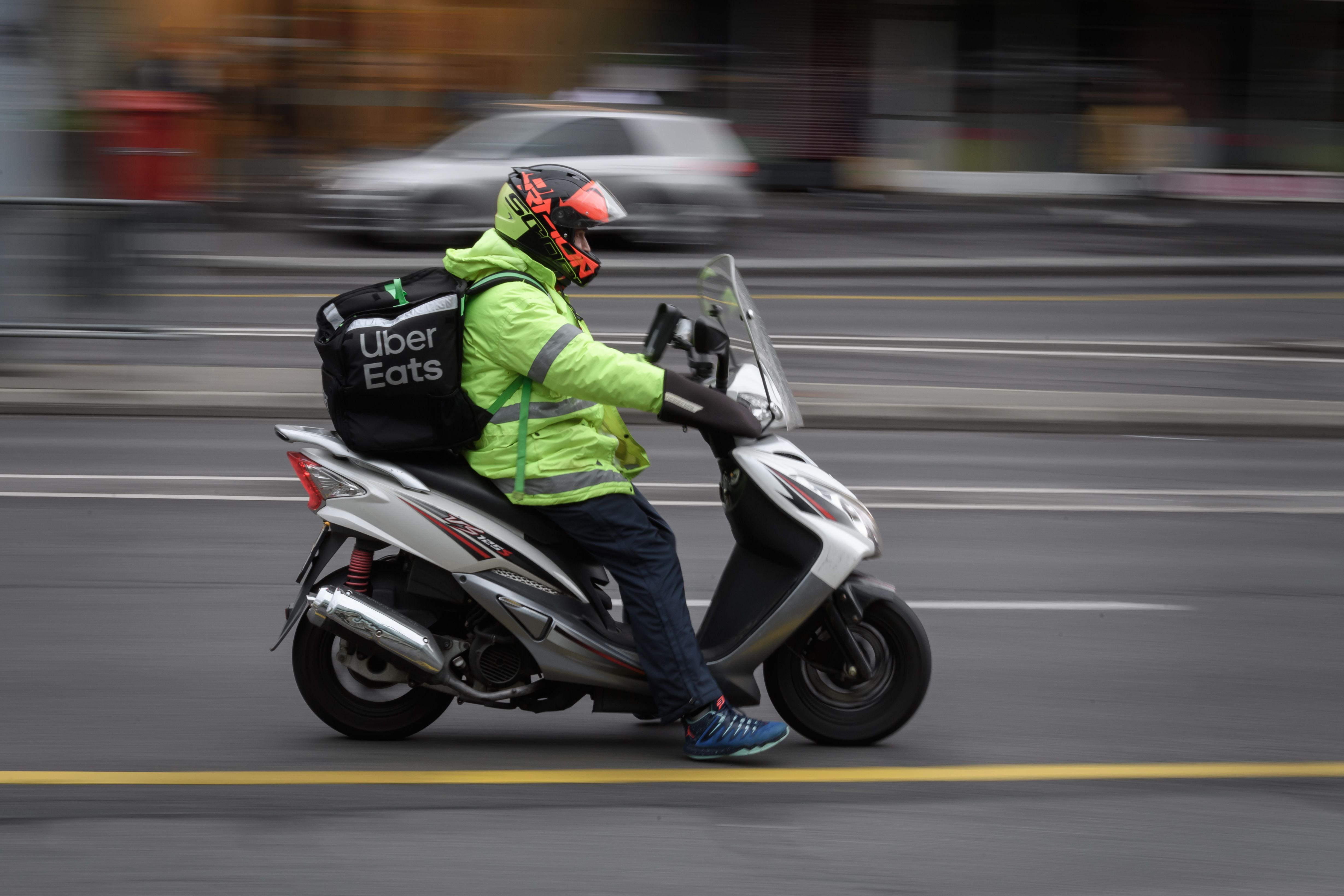 Como los pequeños negocios dependen mucho en su primeros años de la facturación, el delivery puede ser la respuesta. (Foto Prensa Libre: AFP)